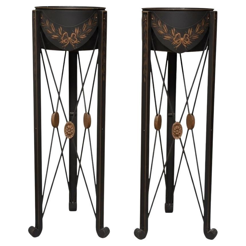 Niermann Weeks Maceteros de Hierro Tole Negro y Dorado de Estilo Neoclásico Francés - Pareja en venta