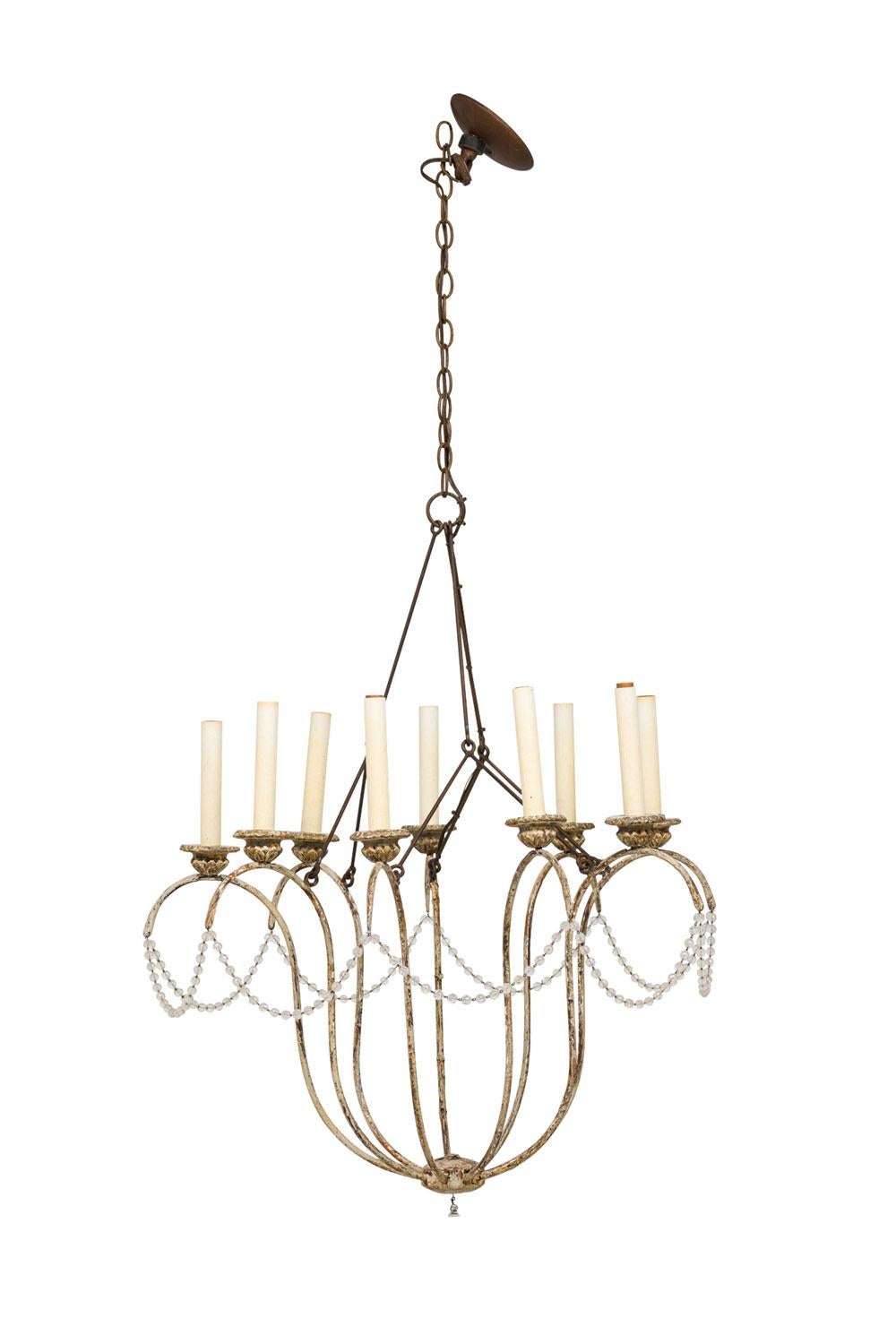 Lampadario in stile rococò italiano (20° secolo) con 9 candelabri dorati a braccio collegati da una fascia di perle di vetro e da una sfera finale in vetro sospesa da una catena (Marchio: Niermann WEEKS)