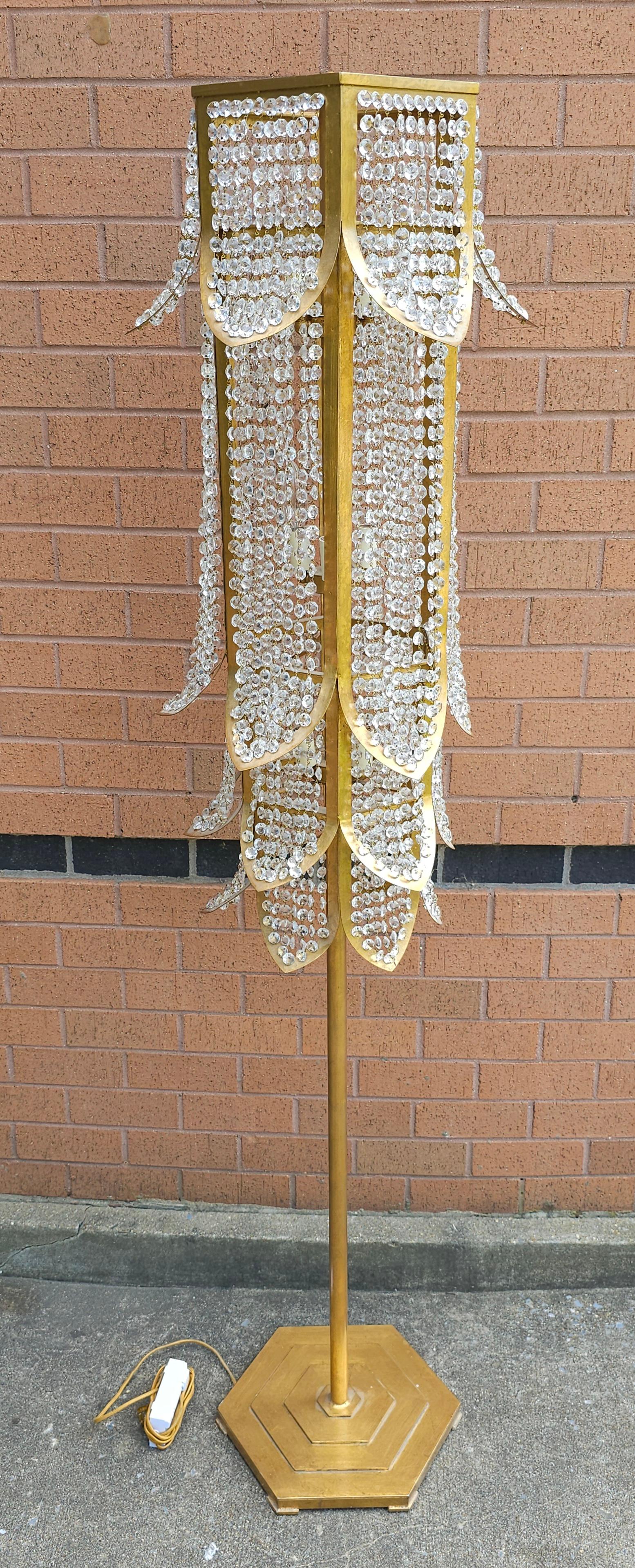 Moderne Lampadaire Lulu Niermann Weeks à neuf lumières en cristal et métal doré en vente