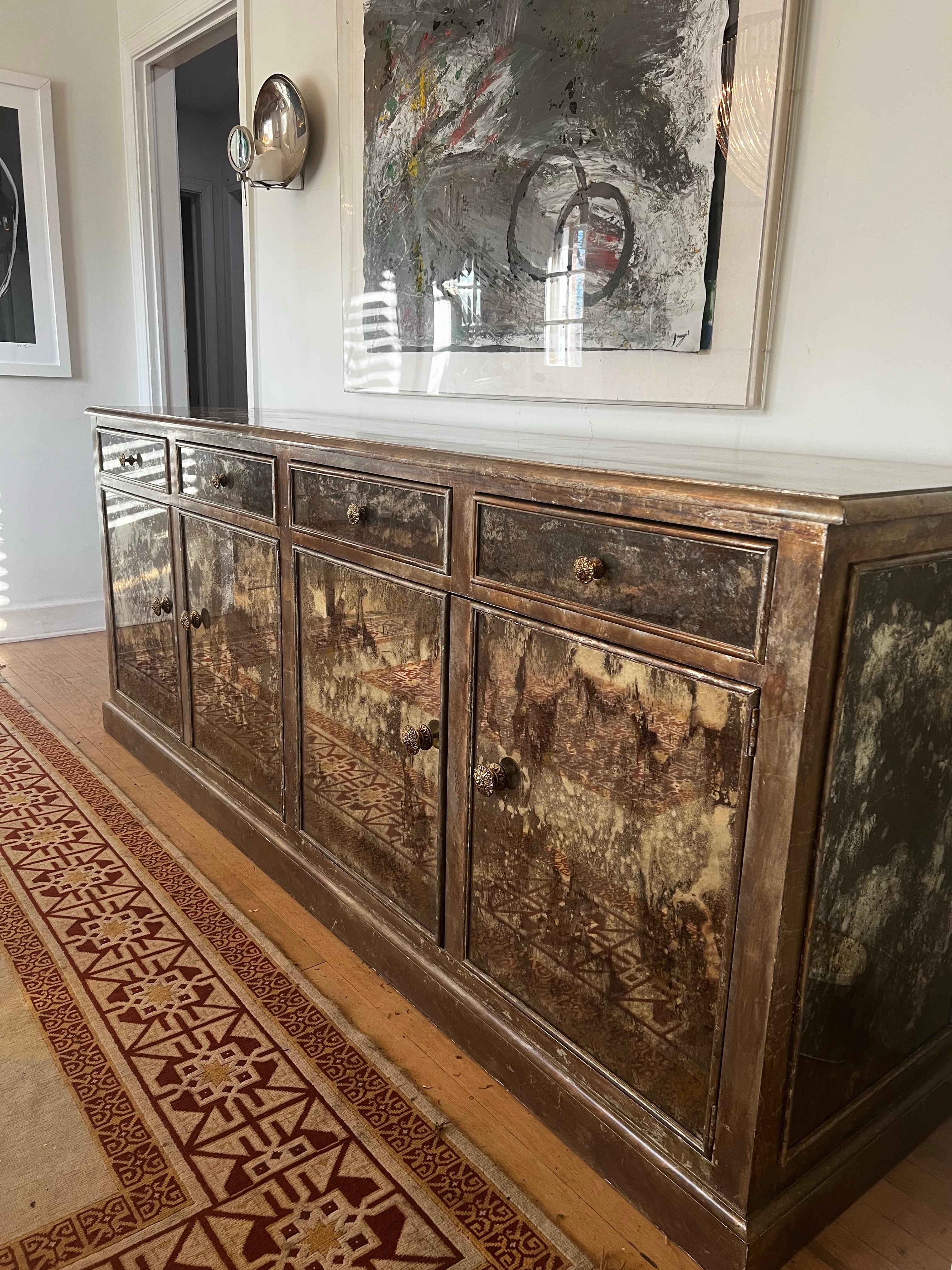 Splendida credenza personalizzata di Niermann Weeks.  
Finitura veneziana anticata che incarna raffinatezza e glamour.  Specchio ossidato con foglia d'oro/argento applicata a mano.  

Un pezzo eccezionalmente bello.  