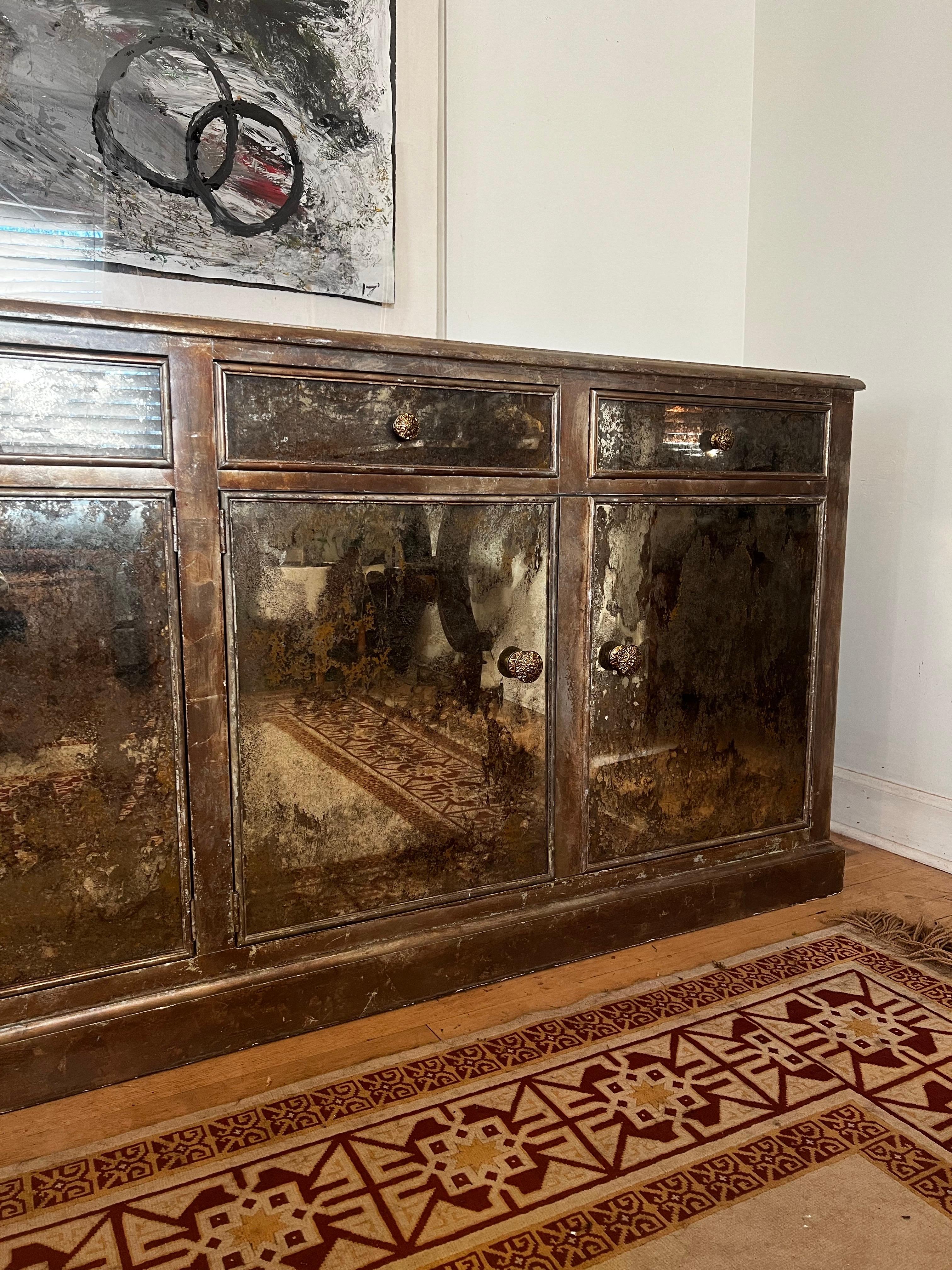 Americano Credenza/Buffet a specchio Niermann Weeks - Finitura foglia oro antico veneziano in vendita