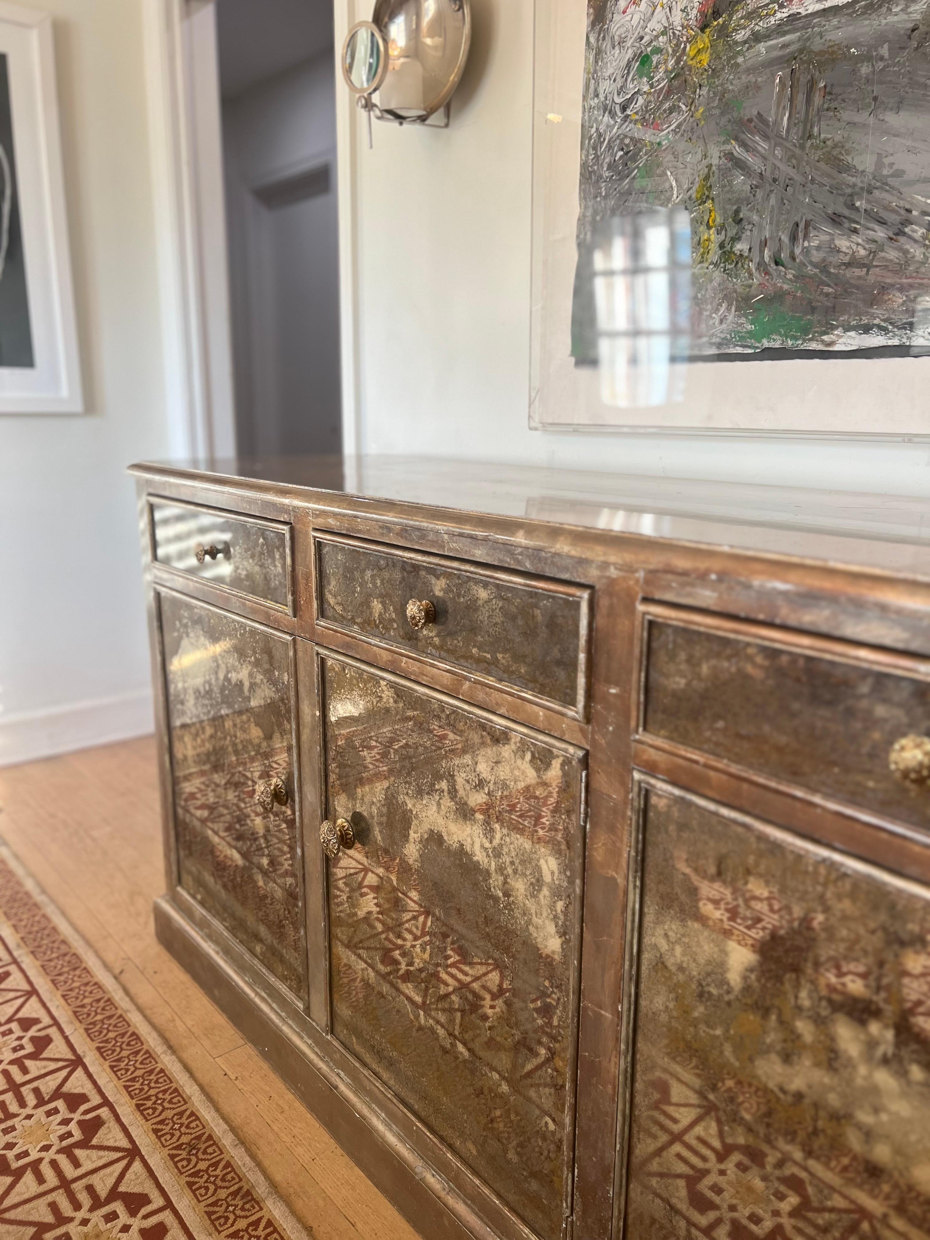 Credenza/Buffet a specchio Niermann Weeks - Finitura foglia oro antico veneziano In condizioni buone in vendita a Los Angeles, CA