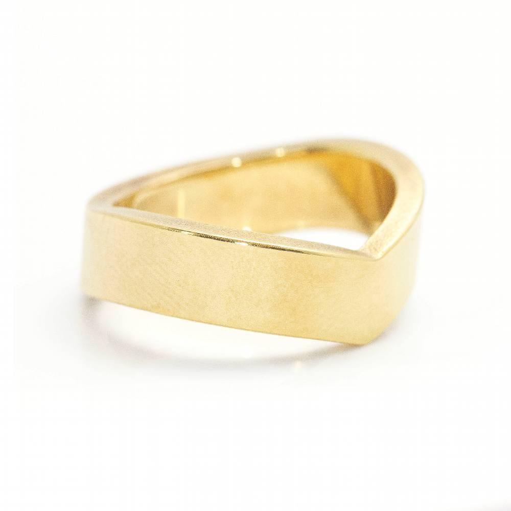 NIESSING Design Ring in Yellow Gold for woman  Size 13,5 this ring cannot be resized  Ring width 6mm  18kt Yellow Gold (750/-)  10,10 grams  Second hand item in excellent condition  Ref.:D360000JC