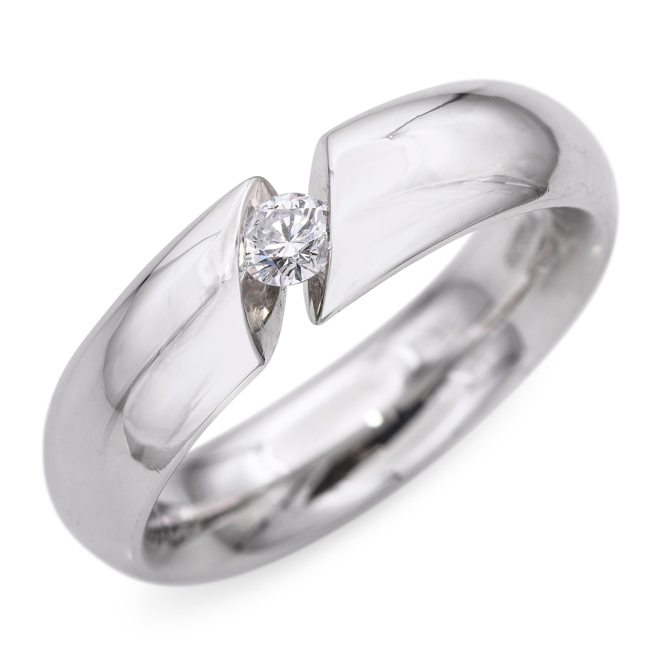 Dieses schlichte und skulpturale Design von Niessing zeigt die modernistische Ästhetik und die präzise Handwerkskunst des deutschen Herstellers. Der aus schwerem Platin geschmiedete Ring verfügt über eine Spannfassung, in der ein Diamant im