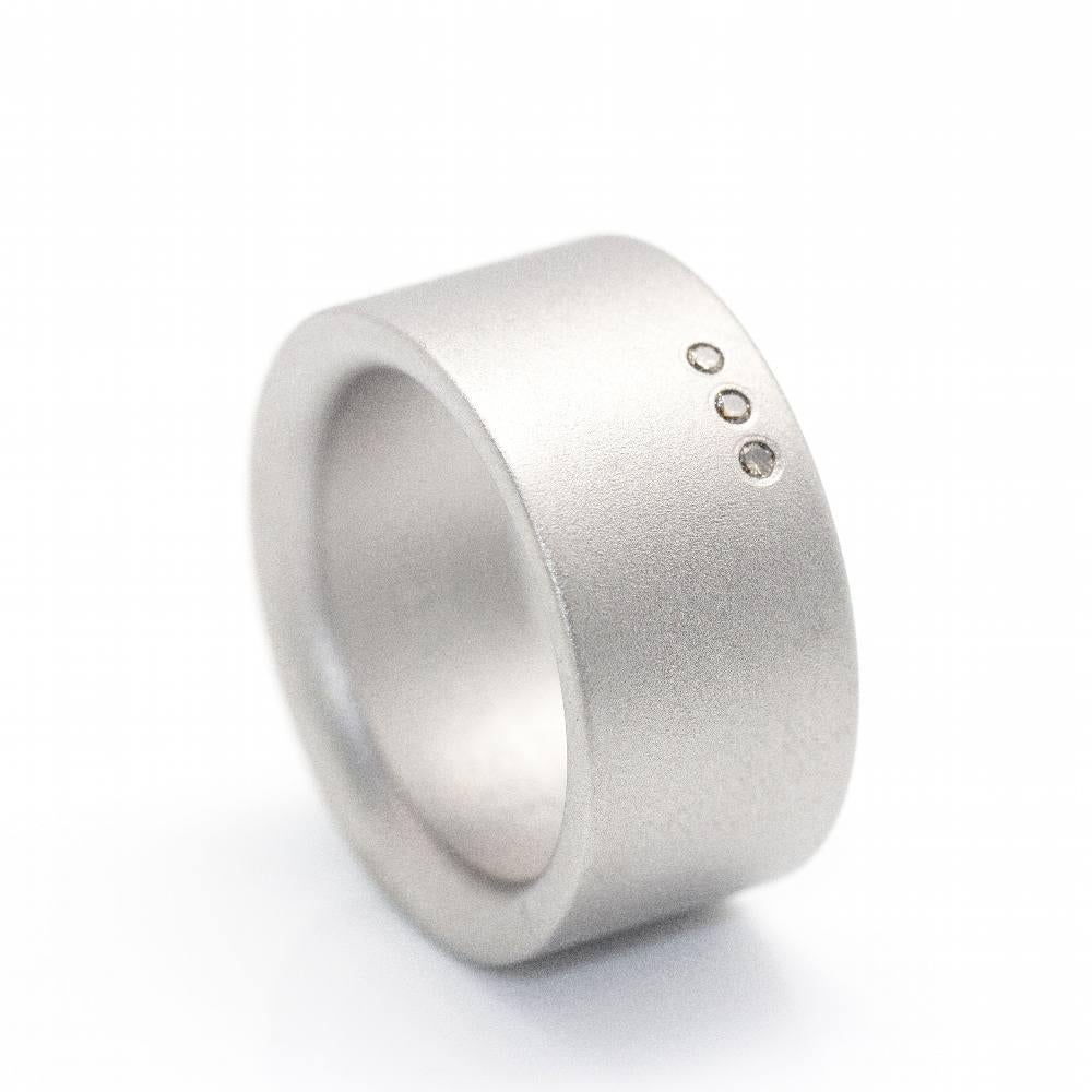 NIESSING Ring in Sandblasted Steel for women : 3x Diamonds in Brilliant cut Champagne colour with a total weight of 0,03cts l Size 13, this ring cannot be resized l Measurements: Width 10mm : Special alloy of Sandblasted Steel : 11,90 grams : Brand