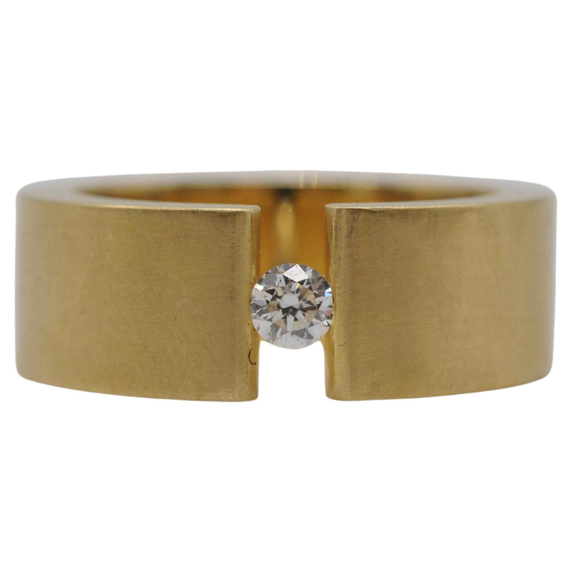 Niessing diamond ring in 18k(750er) yellow gold 

Let's delve into the specifications of this captivating diamond:

Carat Weight: 0.20ct
Clarity: VS2
Color: E
Cut: Very Good

This diamond, with its remarkable clarity, dazzling color, and superior