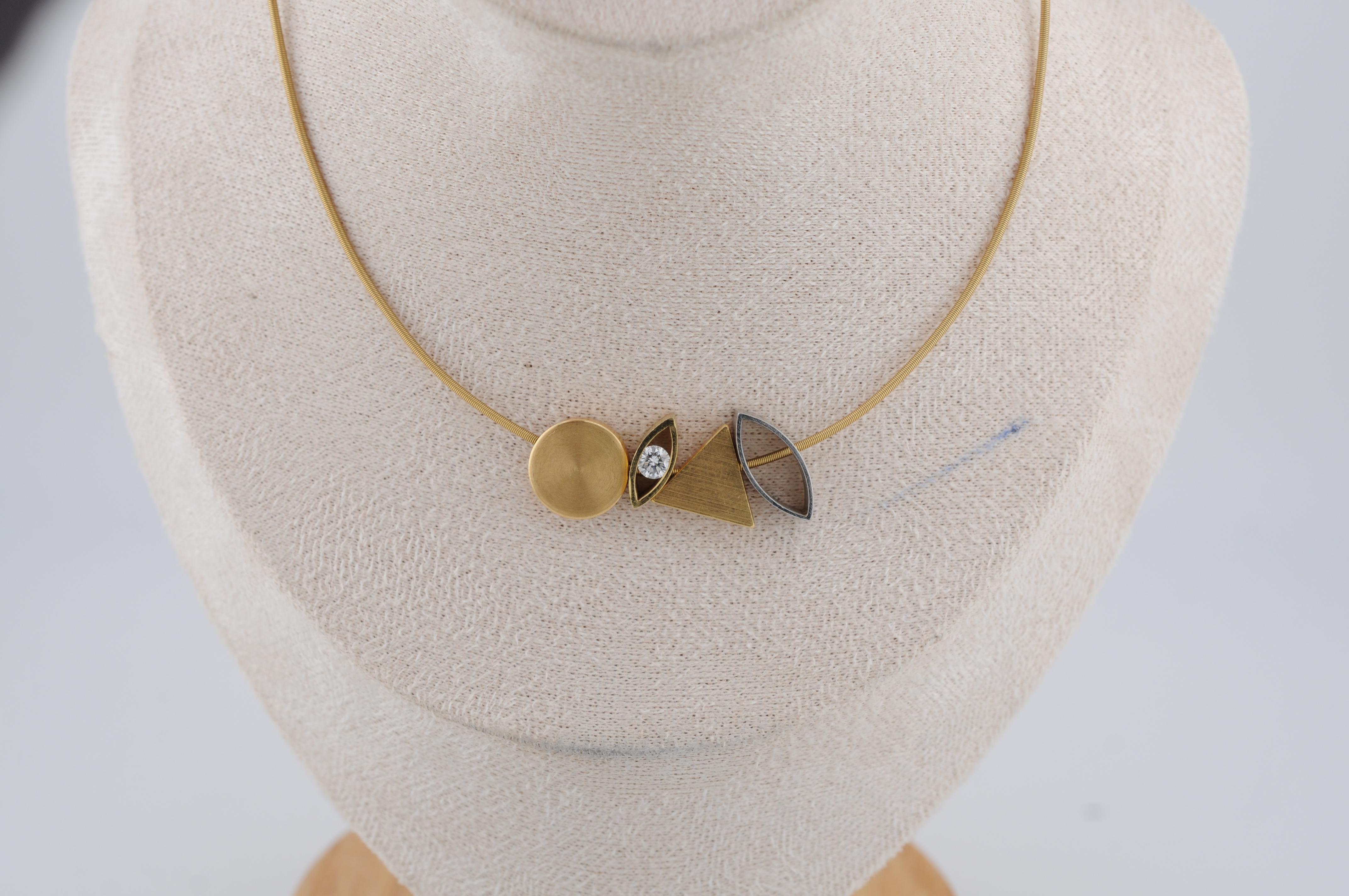 Niessing Schnur-Collier in 18K Gold with a set of four interchangeable platinum pendants, allowing the necklace to be worn in different styles.
Total weight: 13.9 g.

A clean, modern Niessing design with multiple wearable options.