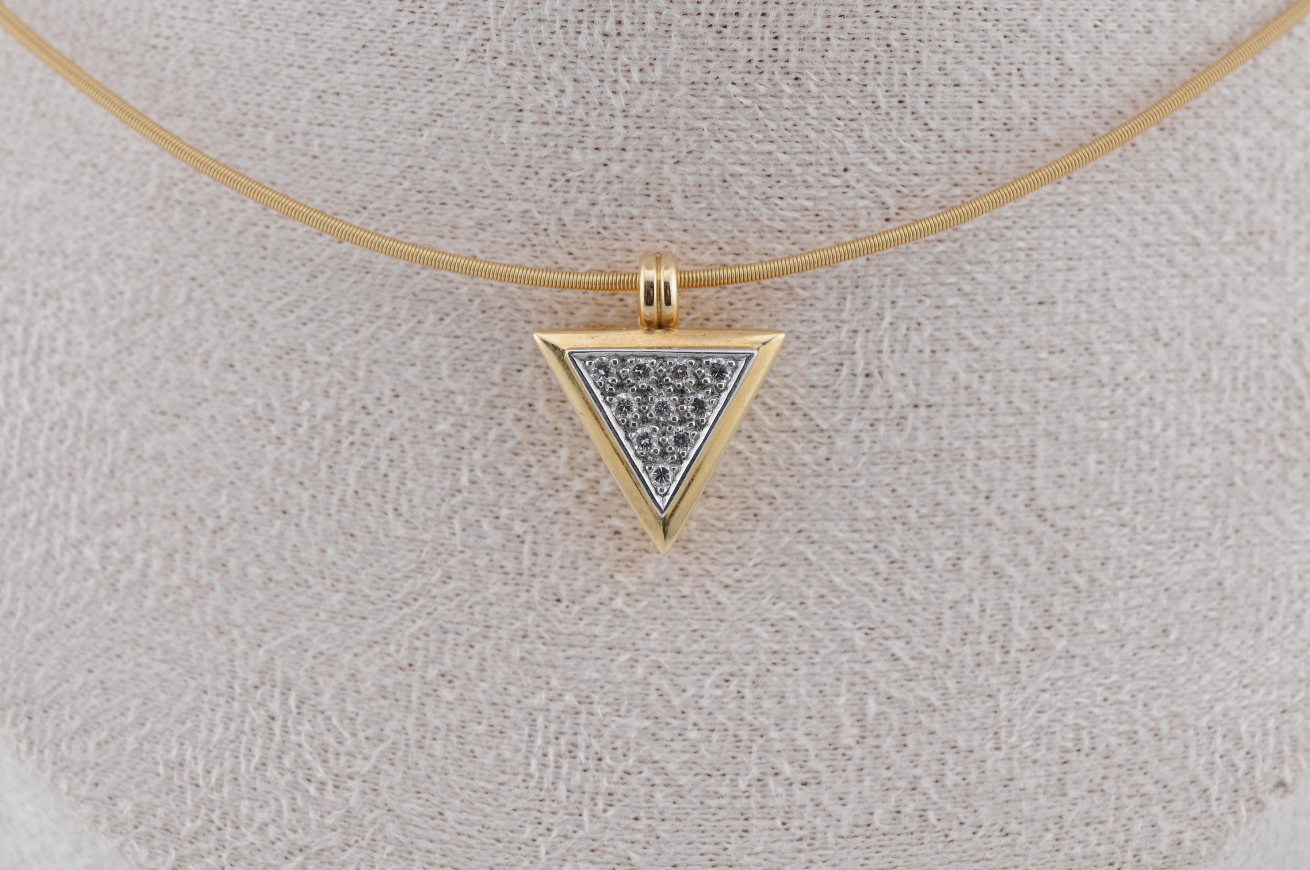 Collar Niessing minimalista y atemporal elaborado en oro amarillo de 18 quilates. Engastado con 10 brillantes diamantes, cada uno de aproximadamente 0,02 quilates, totalizando unos 0,20 quilates. El diseño refleja la elegancia y la precisión
