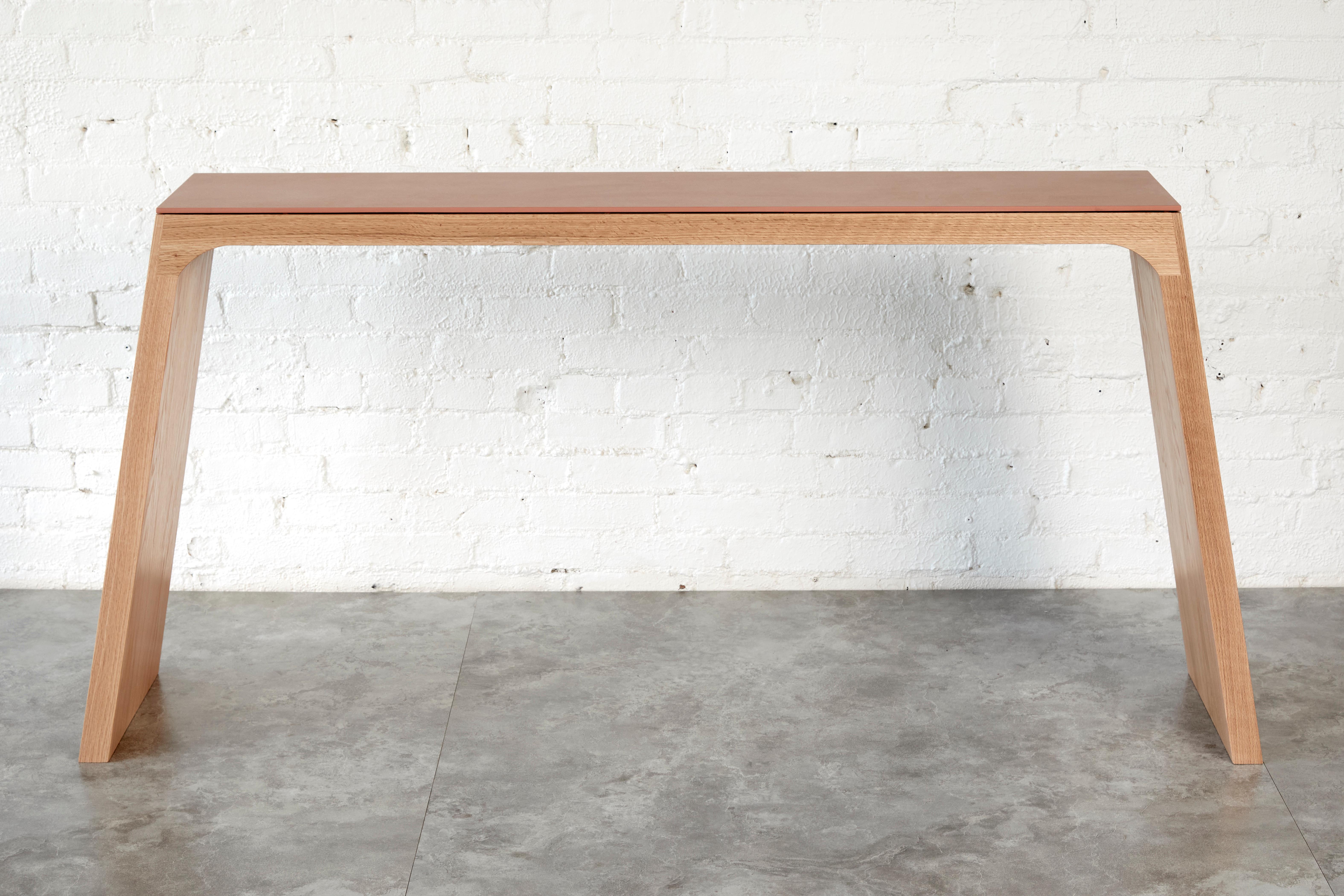 Nieves, kantige Konsole aus massiver Eiche und Stein von Autonomous Furniture (Moderne) im Angebot