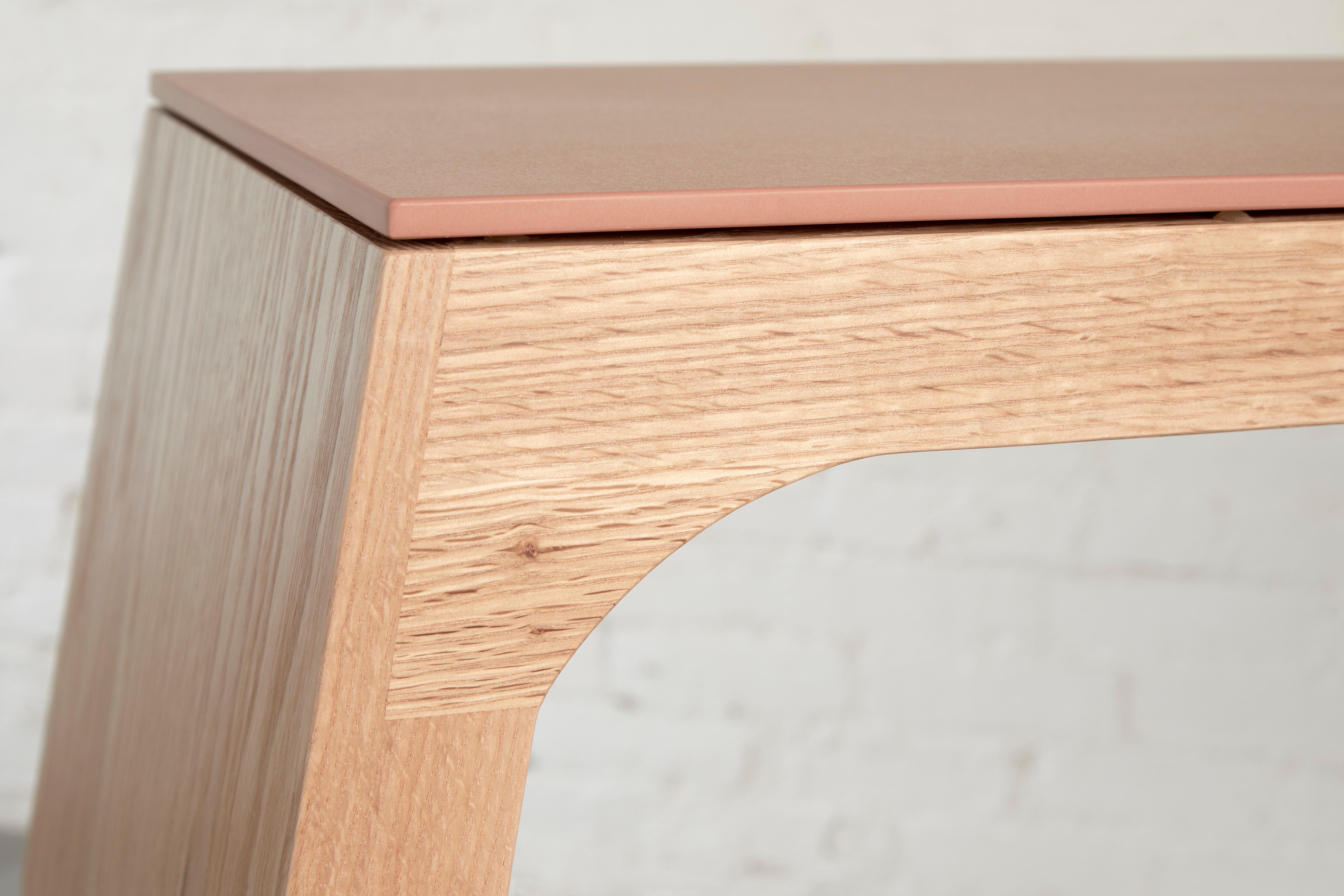 Nieves, kantige Konsole aus massiver Eiche und Stein von Autonomous Furniture (Kanadisch) im Angebot