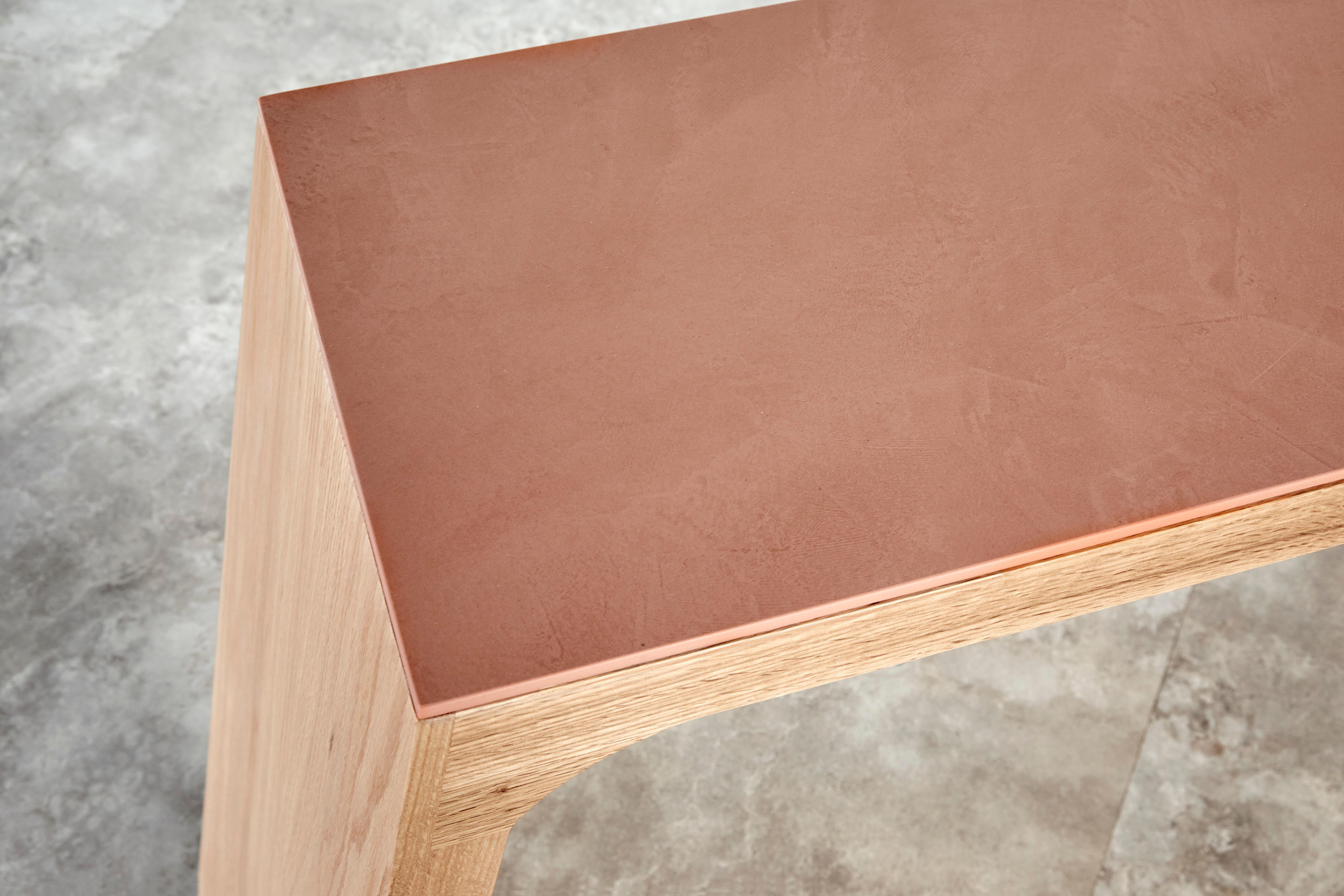 Nieves, kantige Konsole aus massiver Eiche und Stein von Autonomous Furniture (Handgefertigt) im Angebot