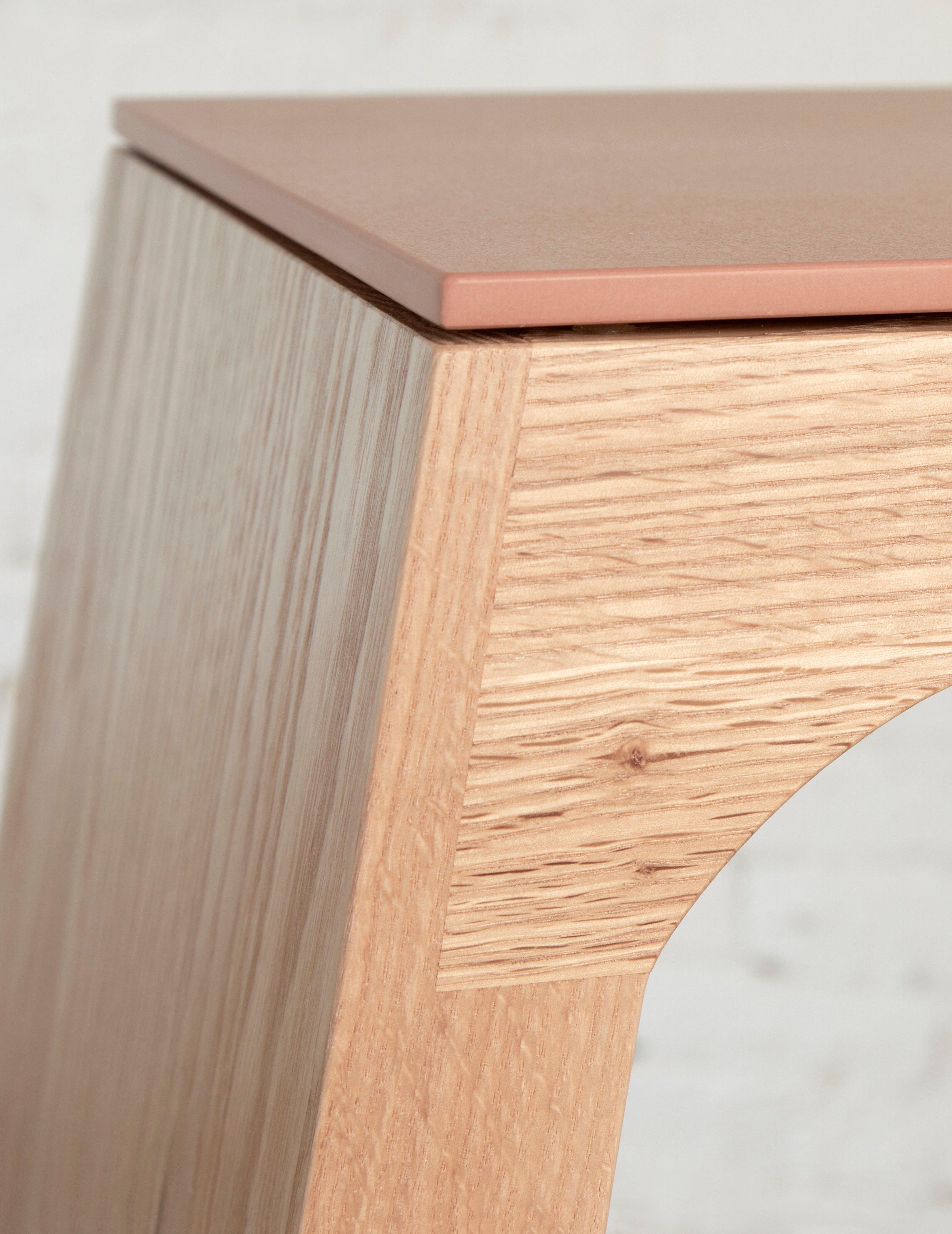 Nieves, kantige Konsole aus massiver Eiche und Stein von Autonomous Furniture (21. Jahrhundert und zeitgenössisch) im Angebot