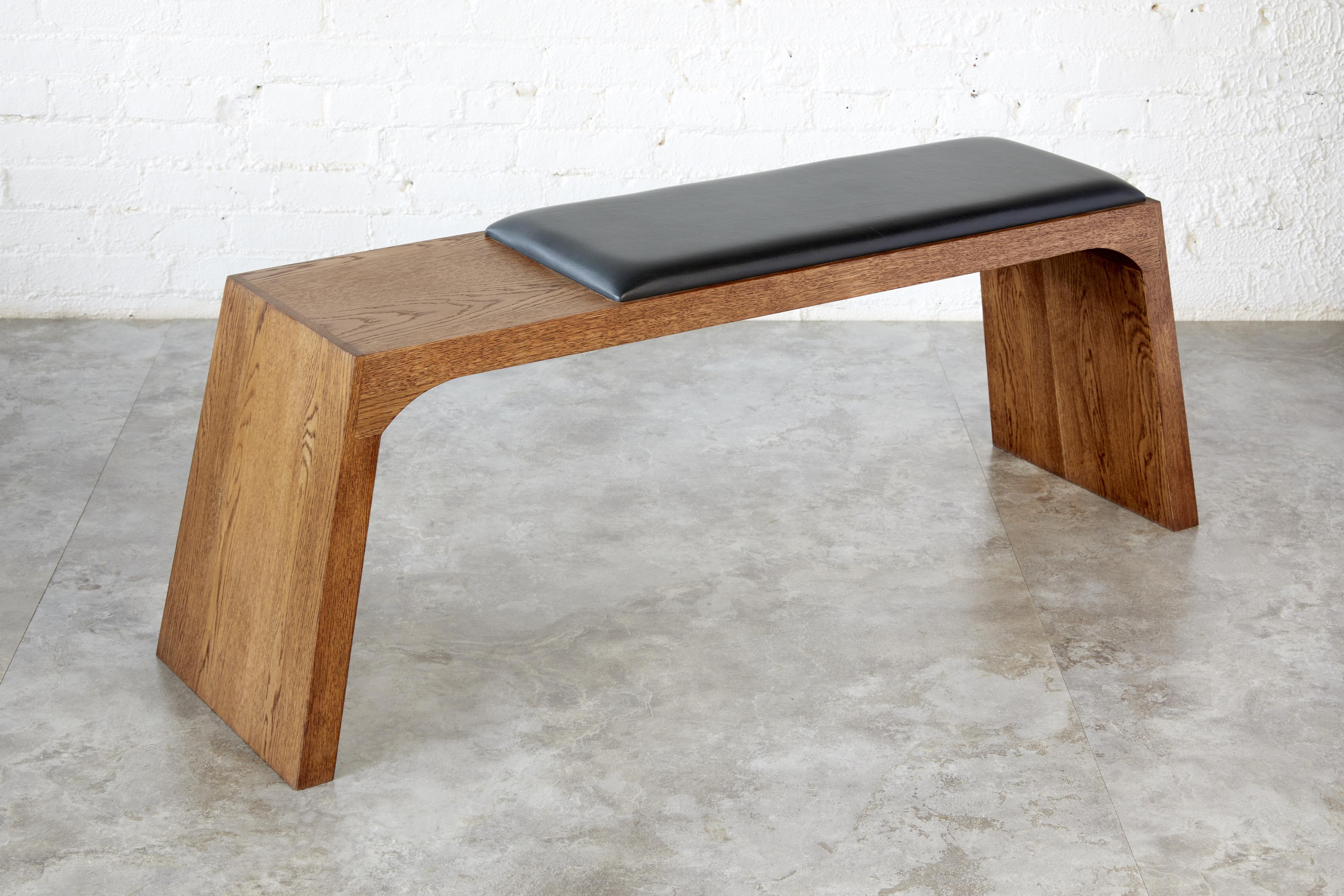 Banco tapizado Nieves de roble macizo y piel by Mueble Autónomo Siglo XXI y contemporáneo en venta