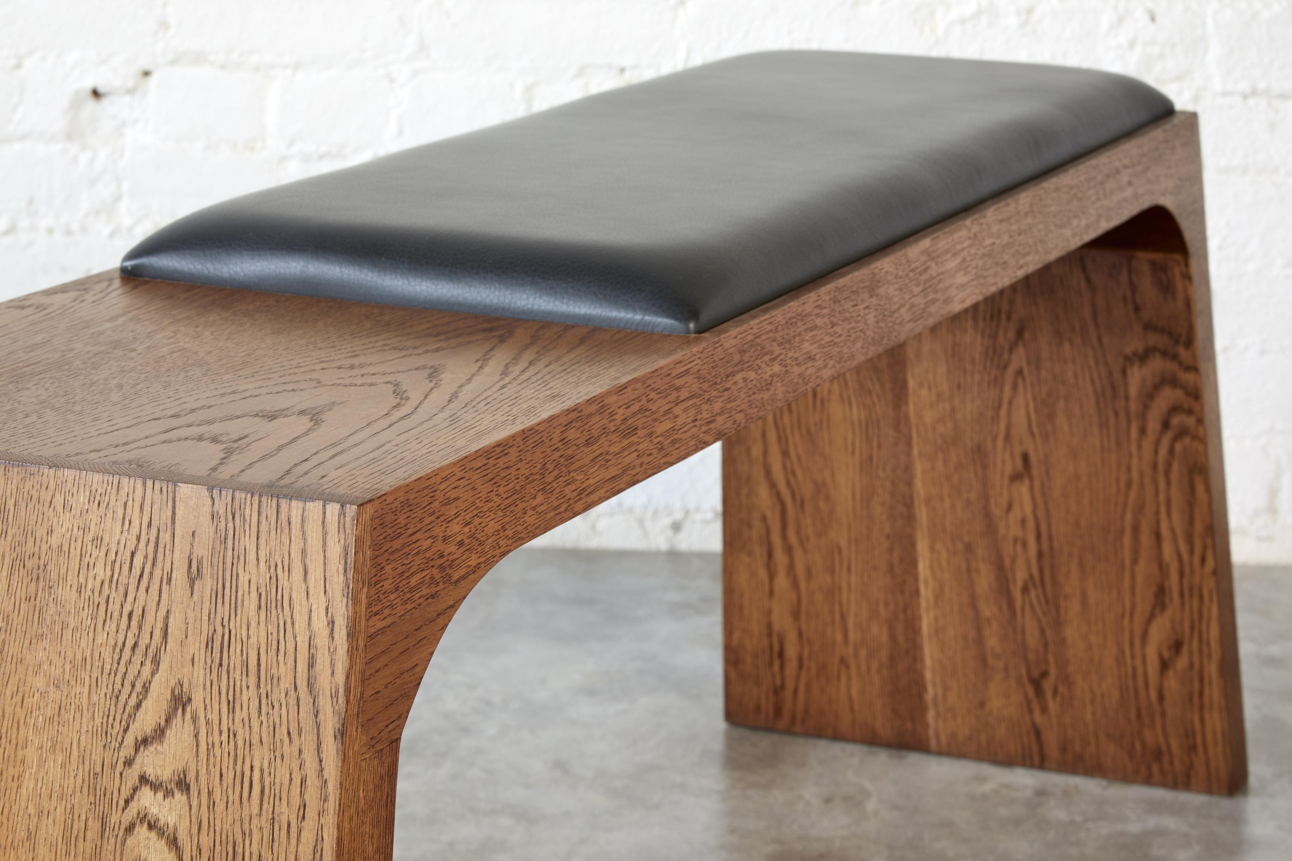 Banco tapizado Nieves de roble macizo y piel by Mueble Autónomo en venta 1