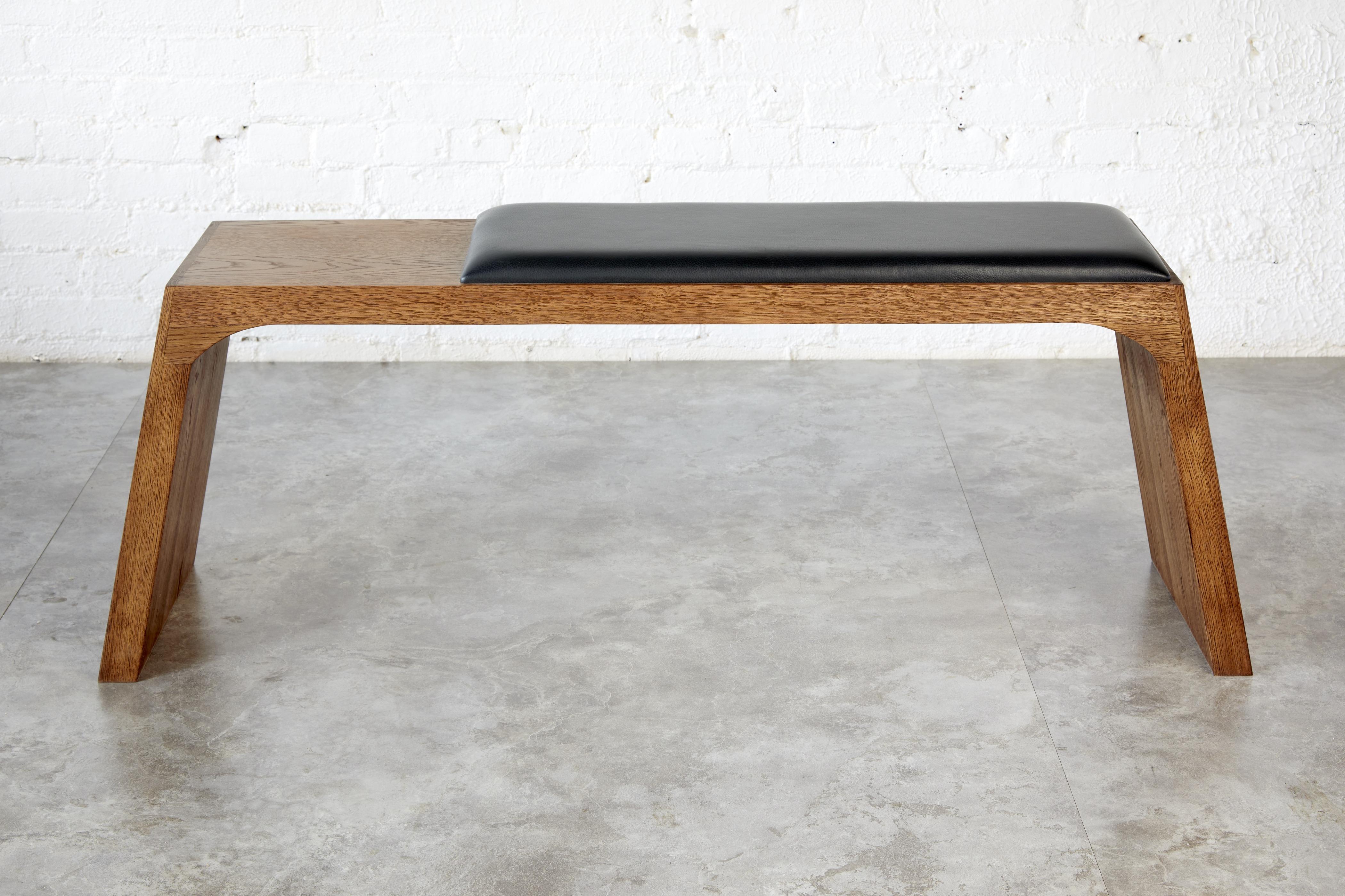 Banco tapizado Nieves de roble macizo tabaco y piel by Mueble Autónomo Moderno en venta