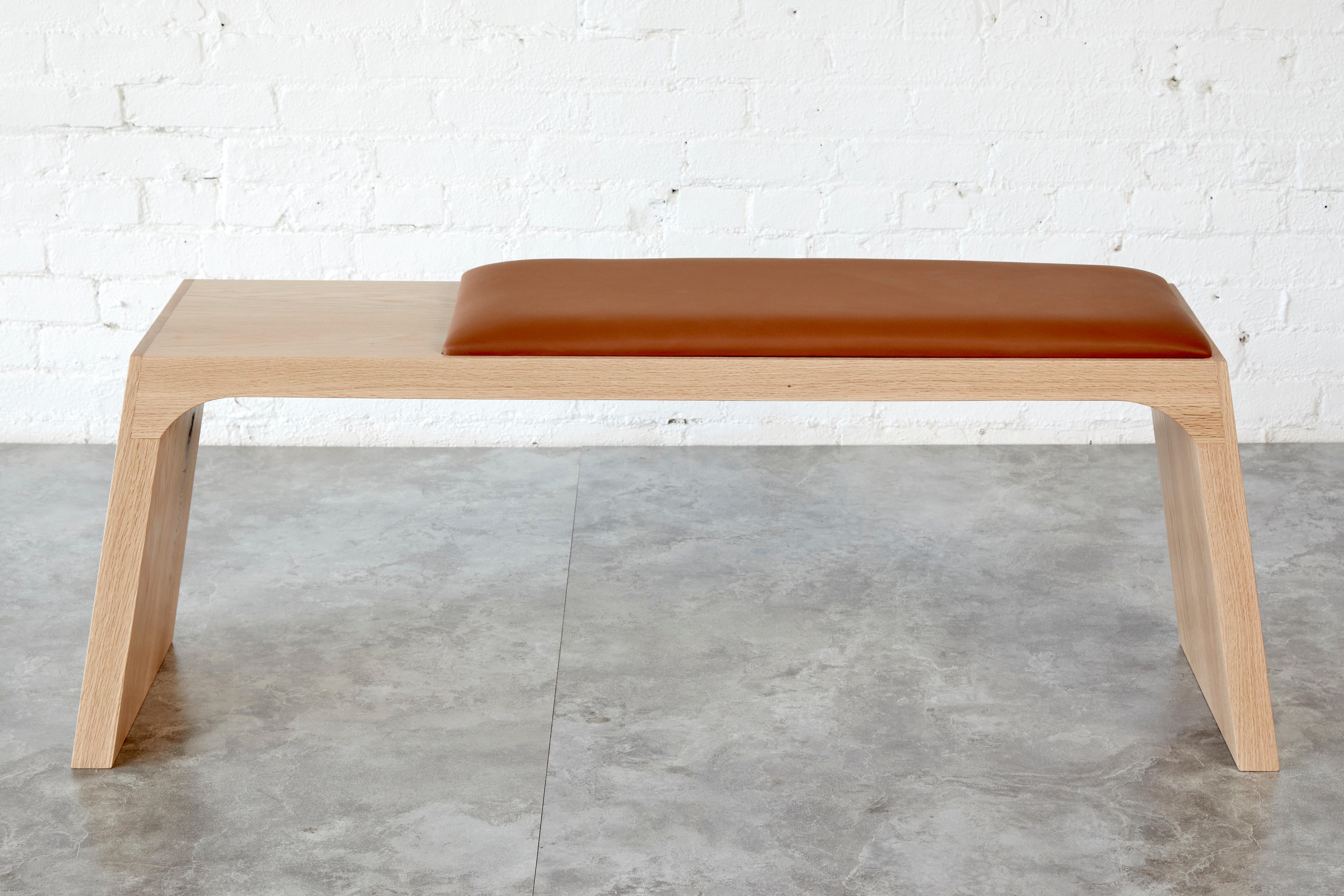 Banco tapizado Nieves de roble macizo tabaco y piel by Mueble Autónomo en Nuevo estado para la venta en Victoria, BC