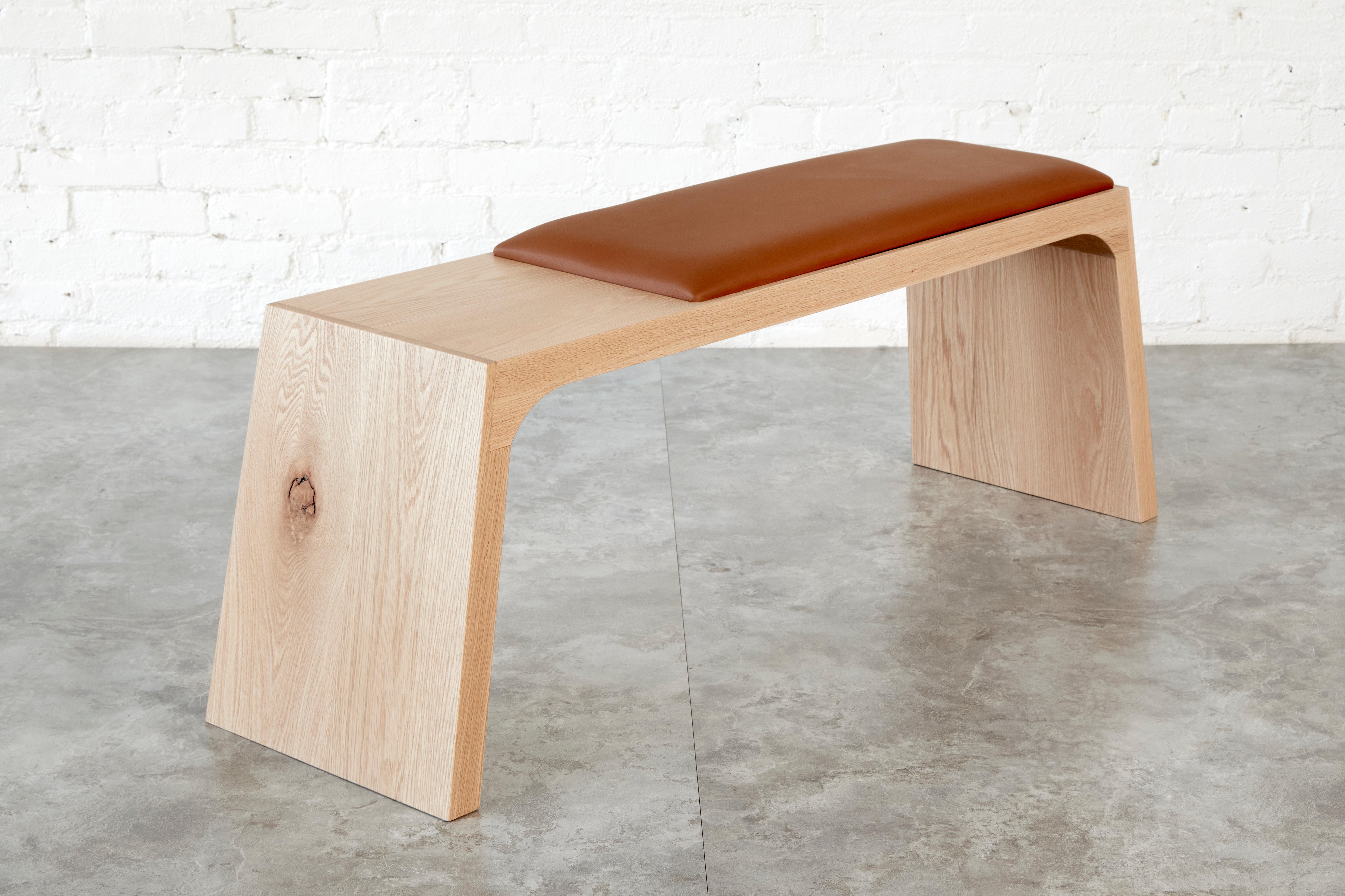 Banco tapizado Nieves de roble macizo tabaco y piel by Mueble Autónomo Siglo XXI y contemporáneo en venta