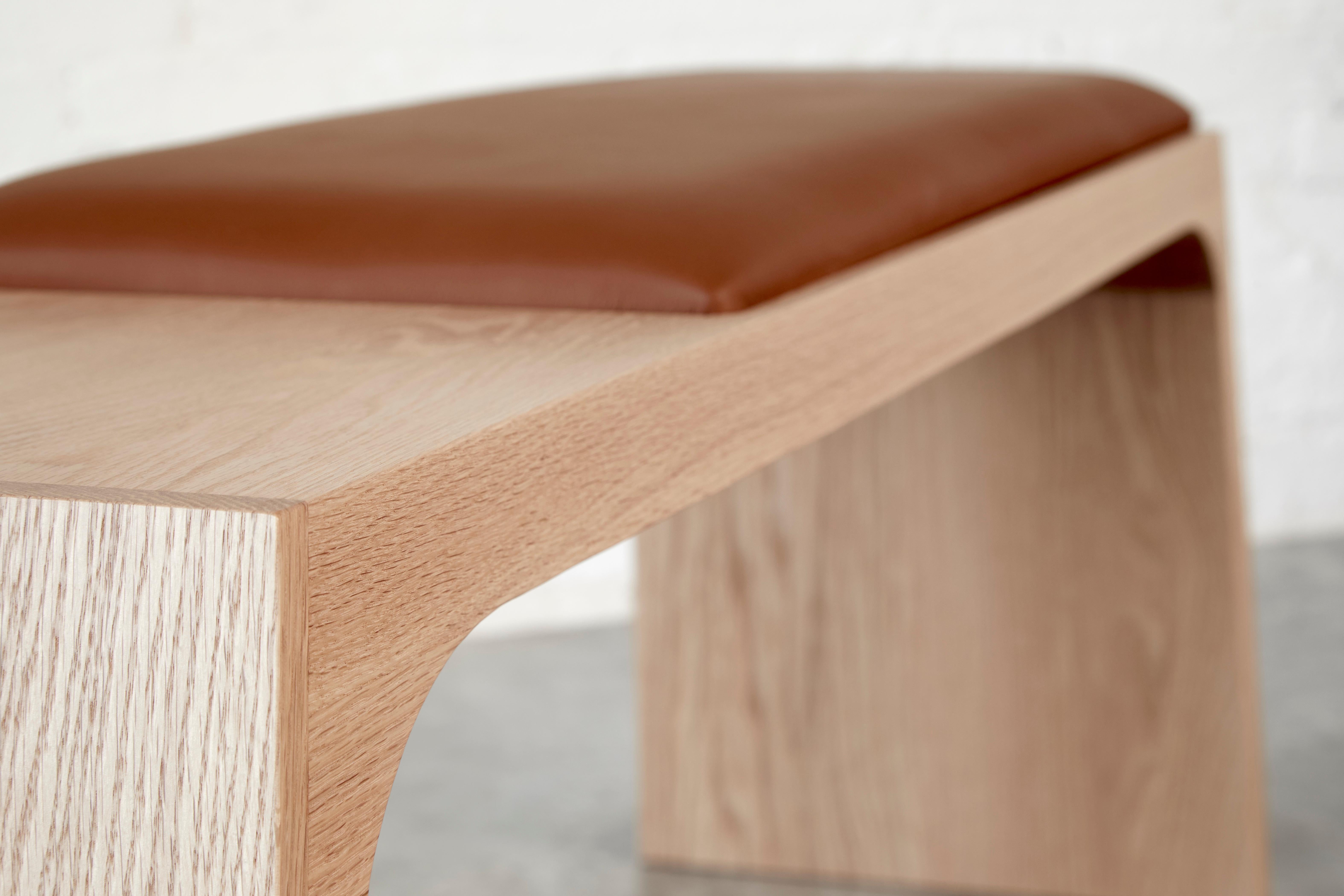 Banco tapizado Nieves de roble macizo tabaco y piel by Mueble Autónomo Cuero en venta