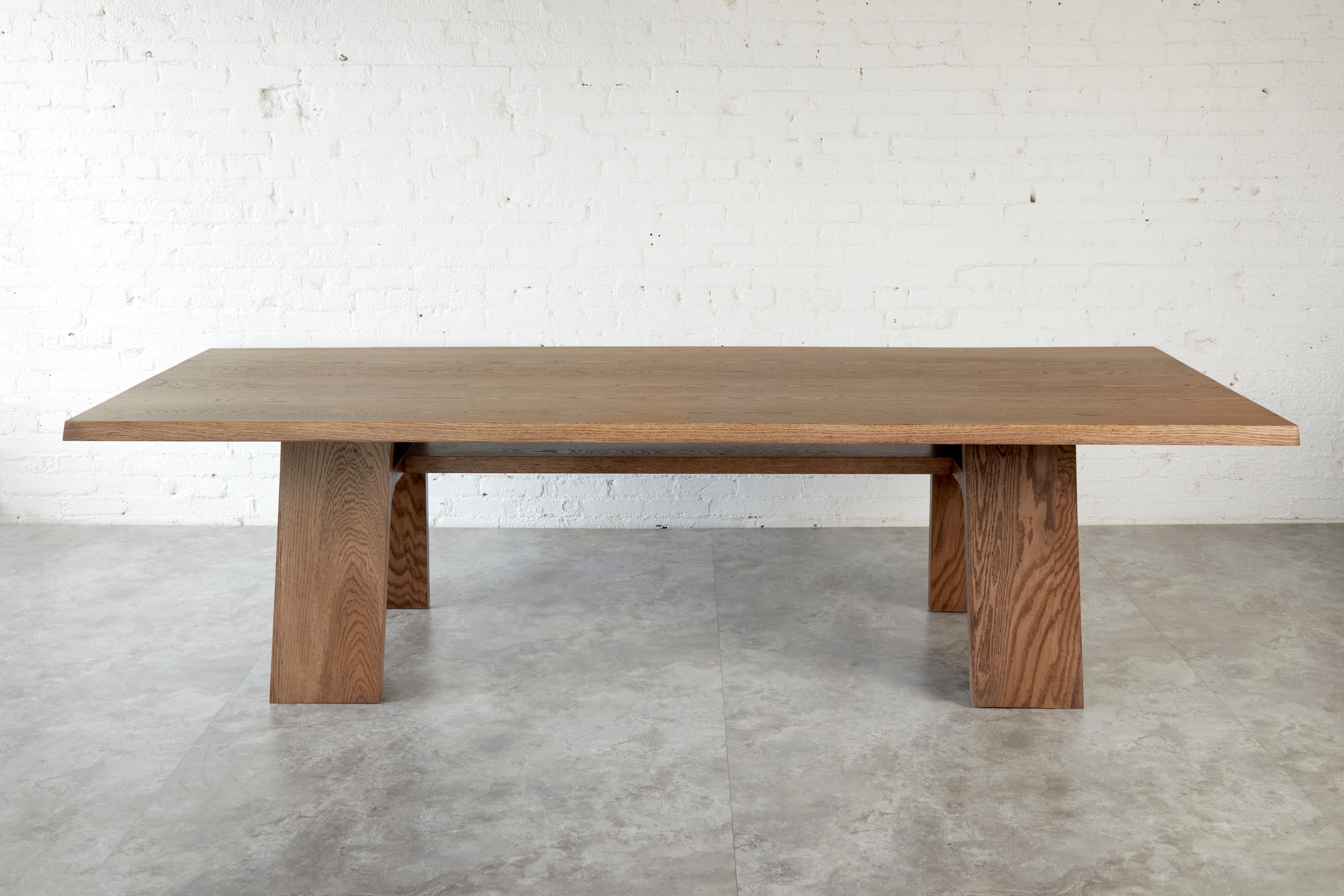 Fabriquée avec une attention méticuleuse aux détails, la table de tabac Nieves incarne l'essence de la sophistication moderne tout en rendant hommage aux racines rustiques intemporelles. Conçue par Kirk Van Ludwig, cette table de salle à manger
