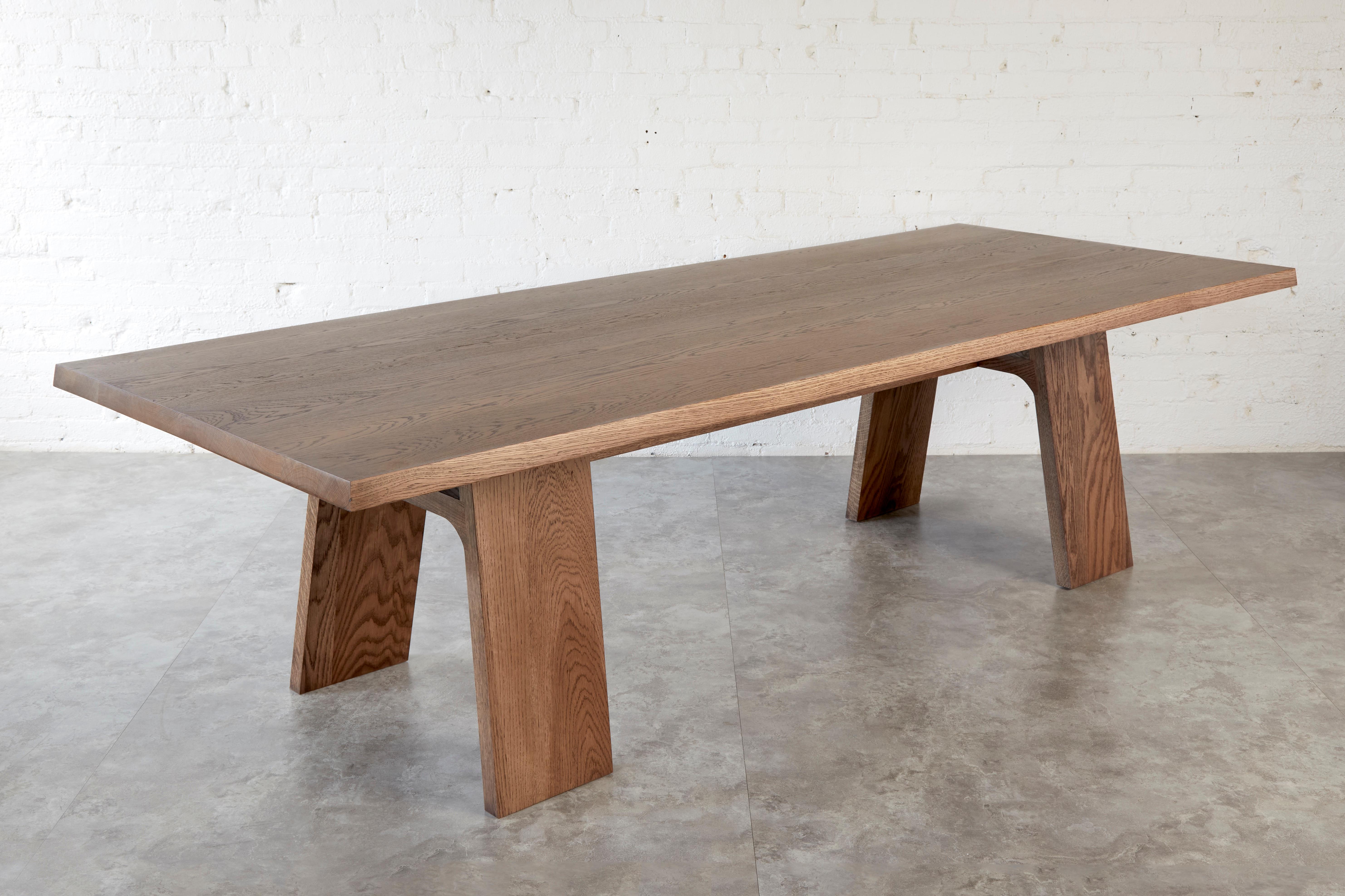 Moderne Table de salle à manger rectangulaire Nieves Tobacco en chêne massif par Autonomous Furniture en vente