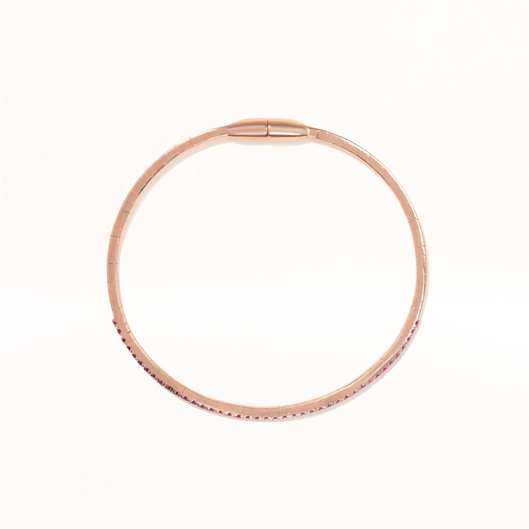 Rehaussez votre style quotidien avec ce superbe bracelet à charnière en rubis de 0,66 Cttw. Réalisé en luxueux or rose 14 carats, ce bracelet minimaliste et élégant est orné d'une rangée de rubis ronds et vibrants, sertis sur la moitié du bracelet,