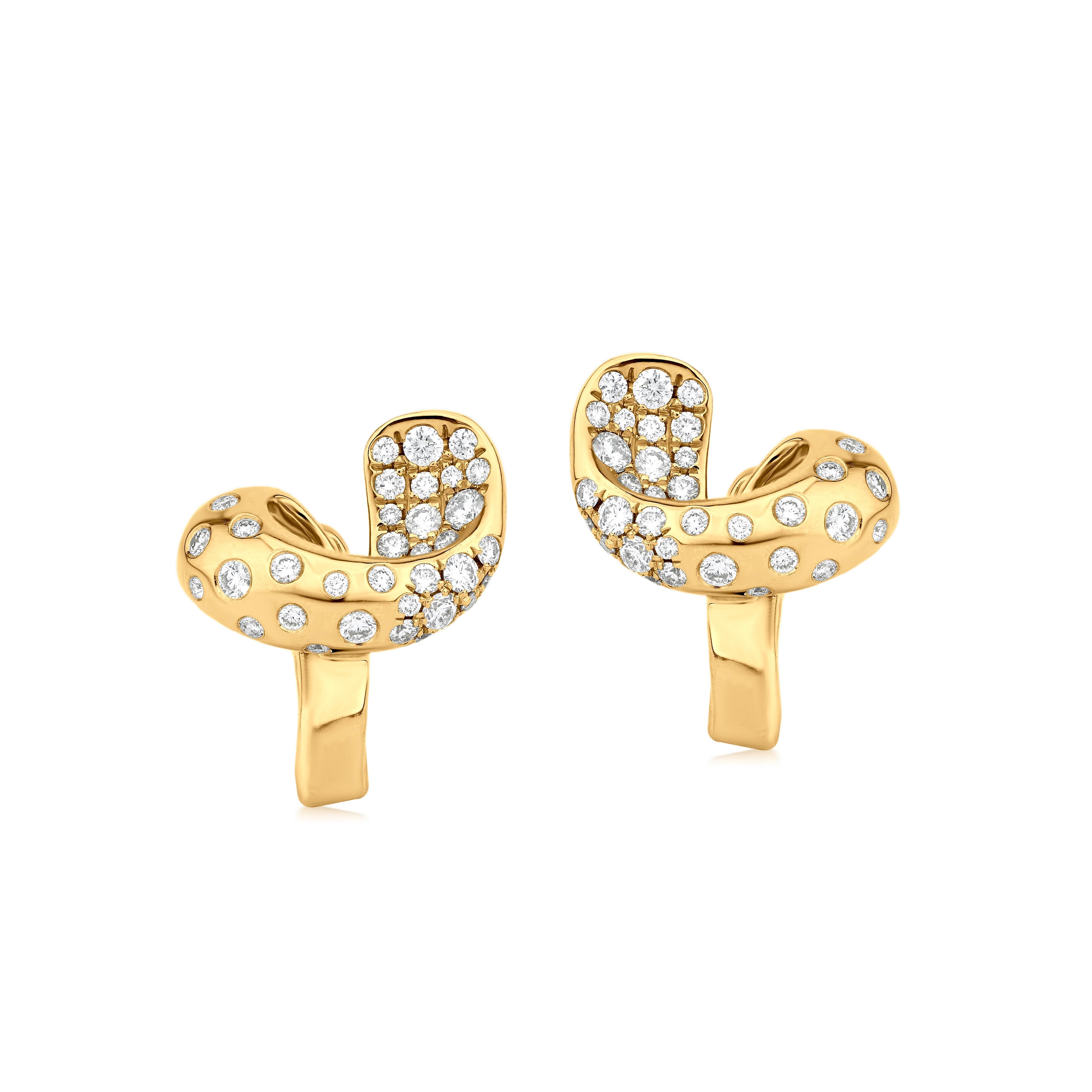 Contemporain Nigaam 0.77Cts. Boucles d'oreilles Huggie en or jaune 18K avec diamant VS en vente