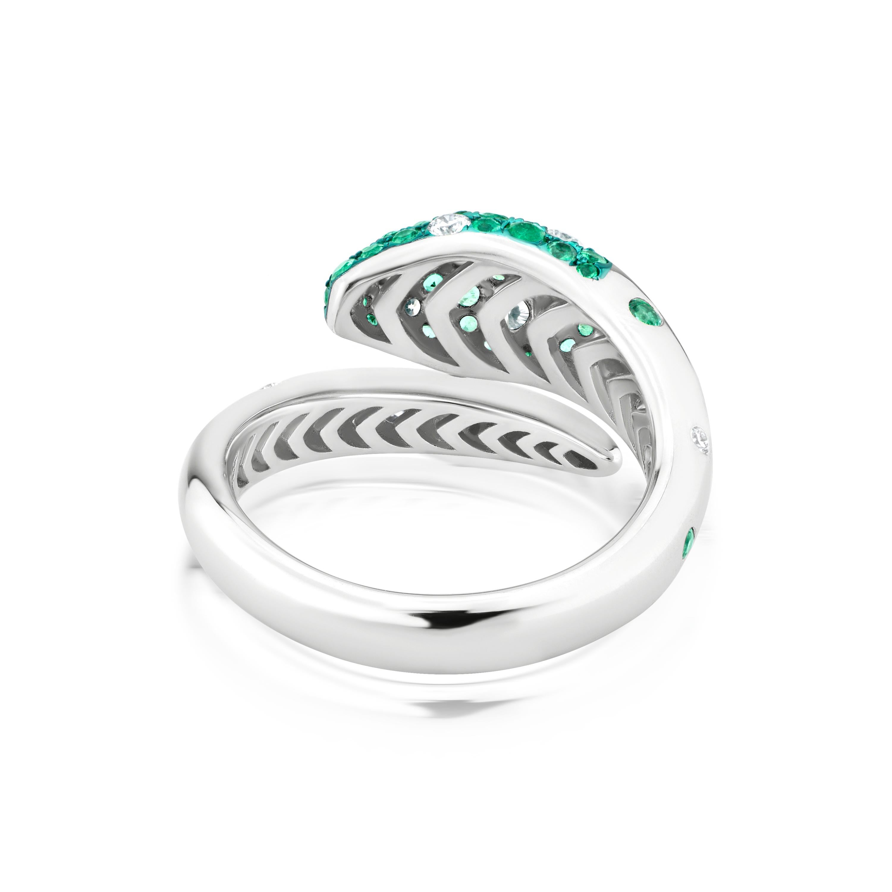 Embrassez l'élégance moderne avec cette captivante bague bypass en émeraude et diamant. Cette pièce unique présente un design dynamique où deux bandes se courbent autour du doigt, créant un look contemporain et accrocheur.

L'un des anneaux est