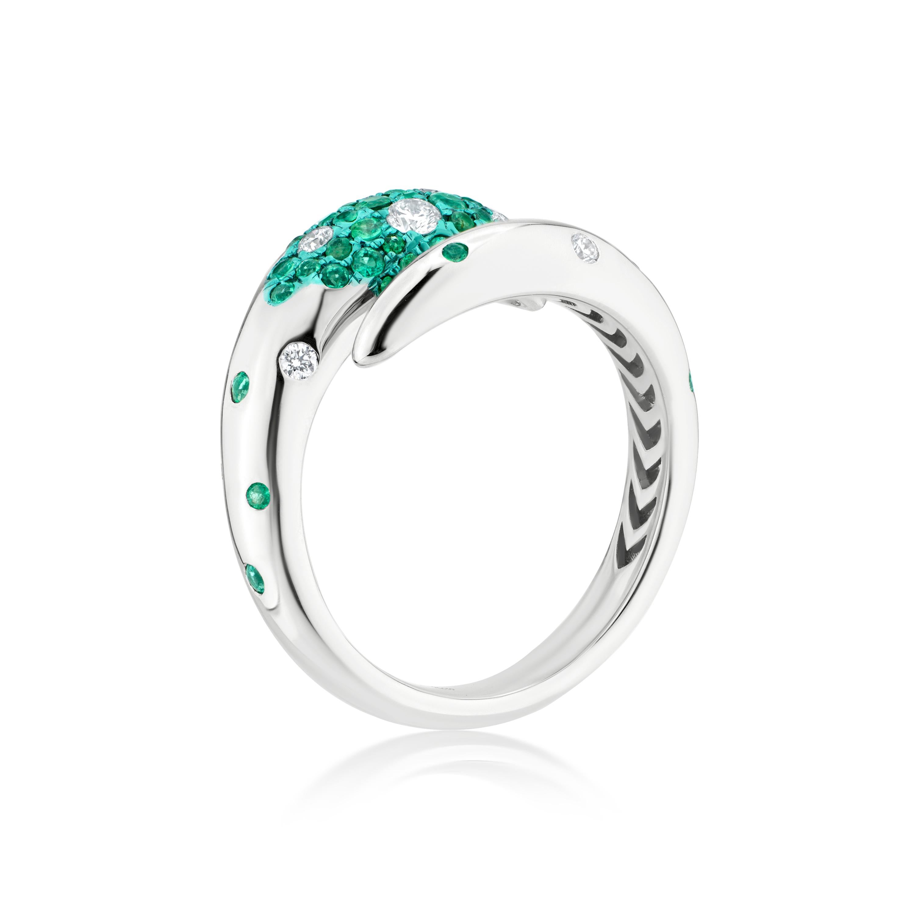 Contemporain Nigaam 0.82 ct. pt. Bague Bypass en or blanc 18k avec émeraudes et diamants Taille 7 en vente