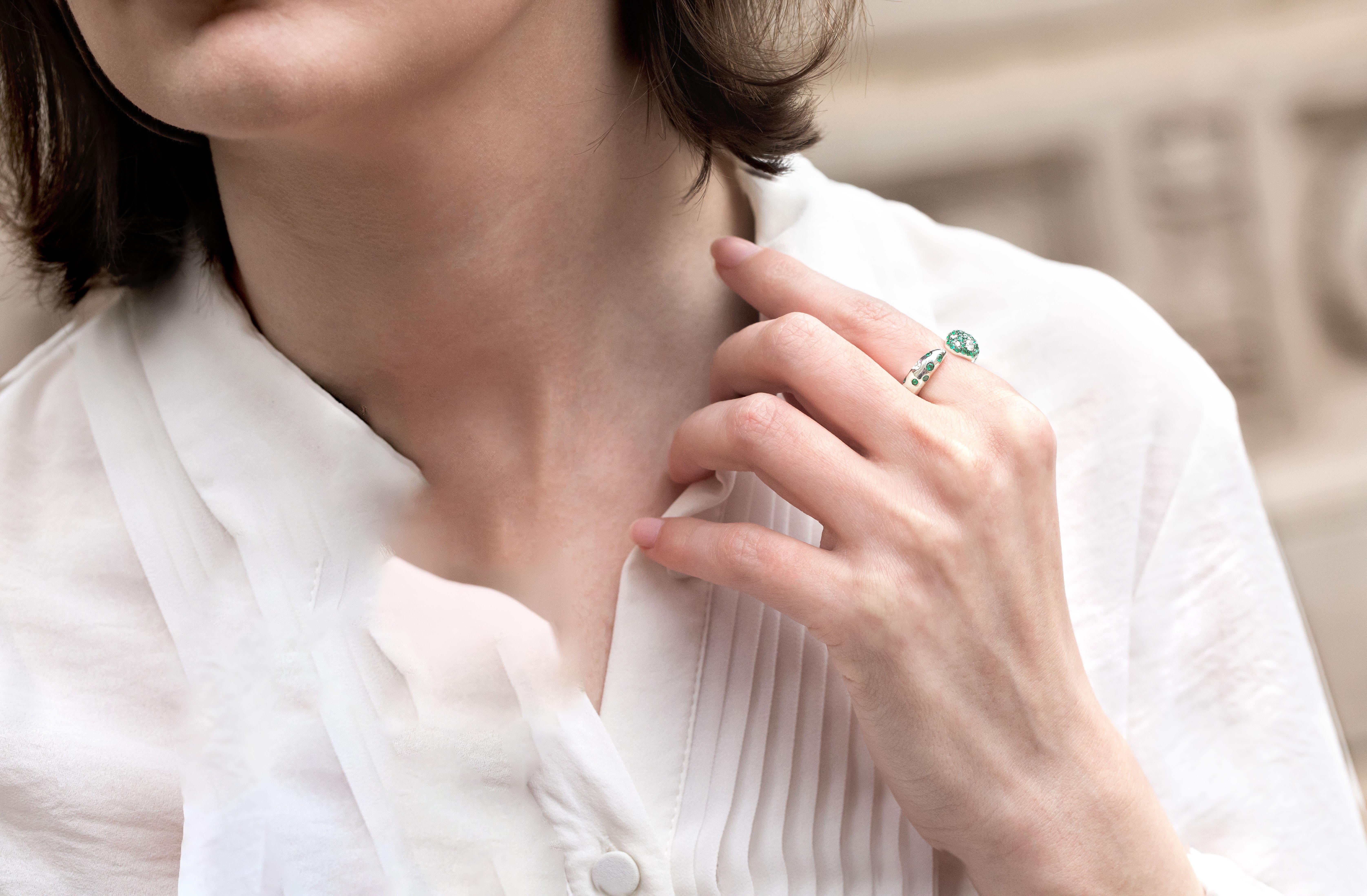 Taille ronde Nigaam 0.82 ct. pt. Bague Bypass en or blanc 18k avec émeraudes et diamants Taille 7 en vente