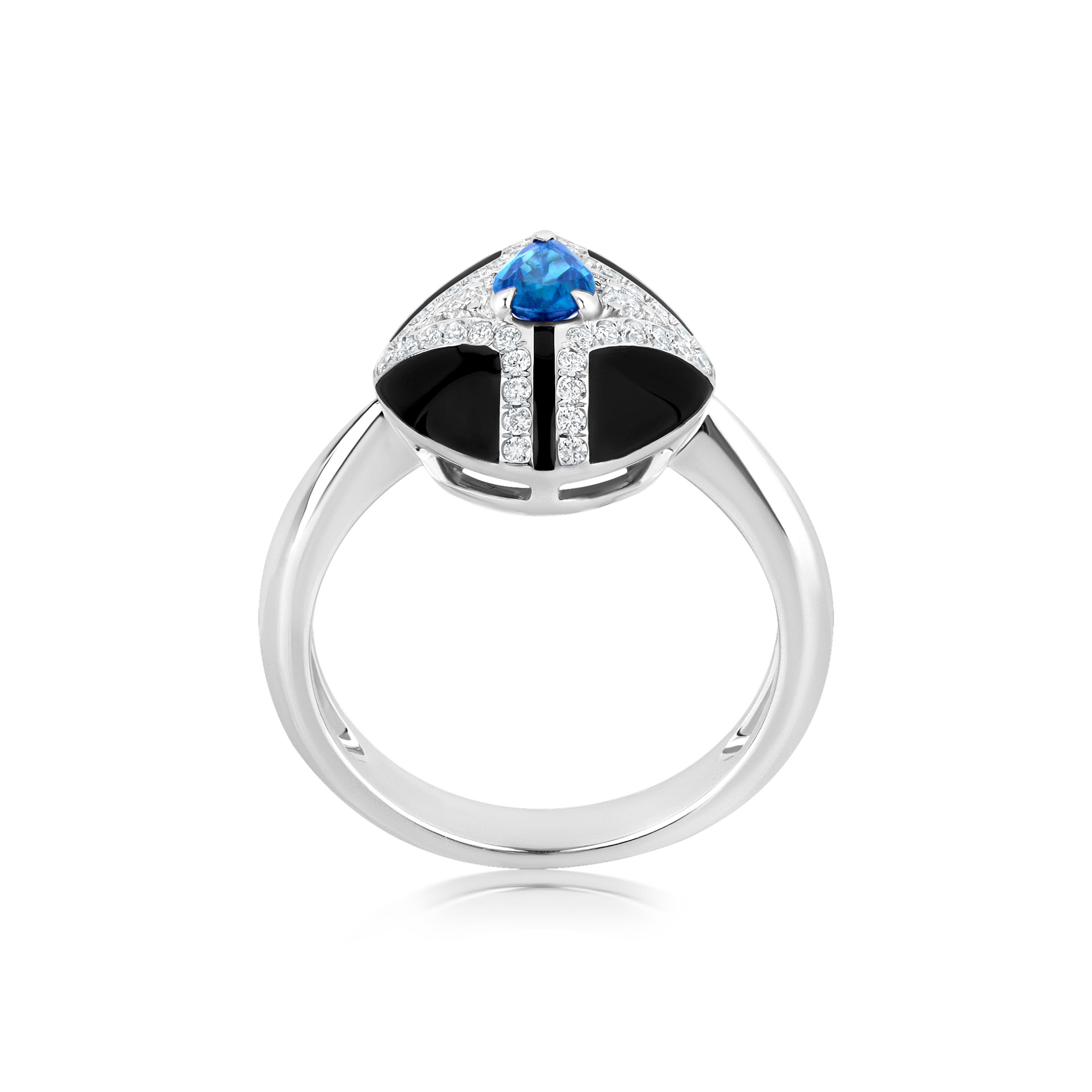 Setzen Sie ein Zeichen mit diesem auffälligen Ring mit Saphiren und Diamanten. Dieser Ring ist aus ca. 5,3 g hochwertigem Metall gefertigt und besticht durch sein einzigartiges Schilddesign, das Vintage-Inspiration mit moderner Eleganz