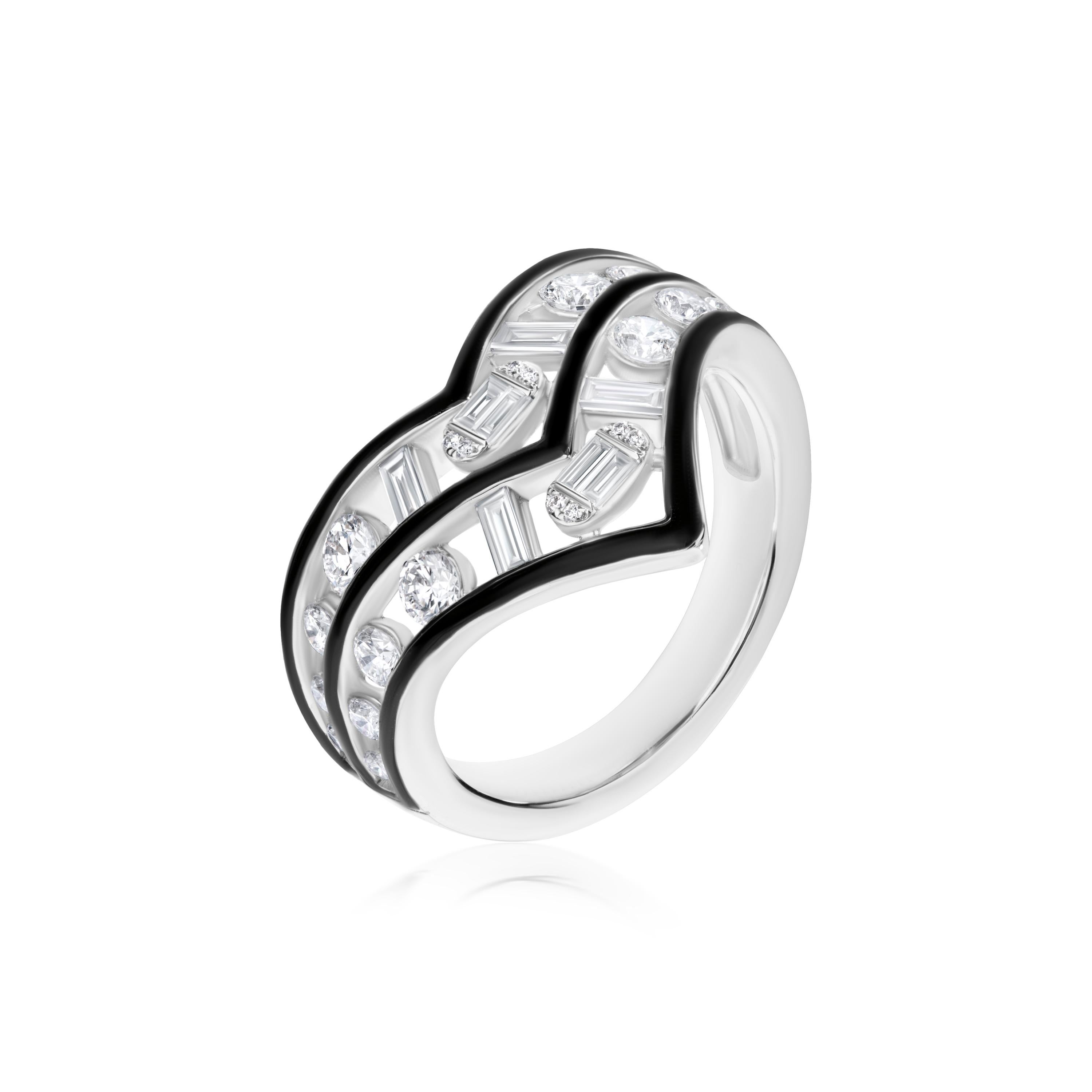 Abbraccia un tocco di glamour vintage con questo splendido anello in oro bianco 18k di Nigaam. Questo pezzo presenta un accattivante design a chevron, che ricorda l'epoca Art Deco, ornato da scintillanti diamanti rotondi e a taglio baguette per un