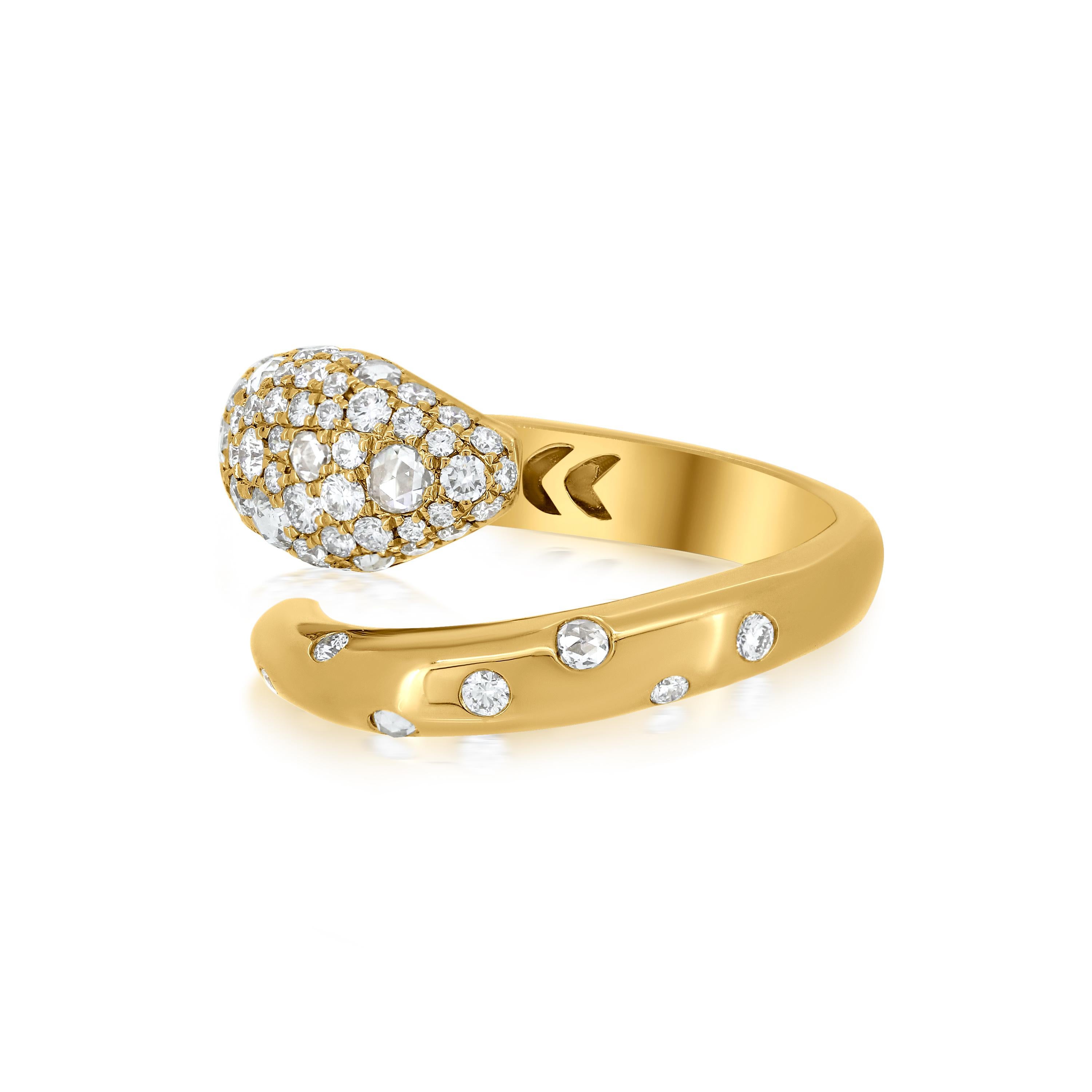 Embrassez l'allure captivante de la bague Nigaam Serpens, une pièce étonnante réalisée en or jaune 18 carats. Cette bague unique présente un design inspiré du serpent, symbolisant la transformation et l'éternité. La tête du serpent est