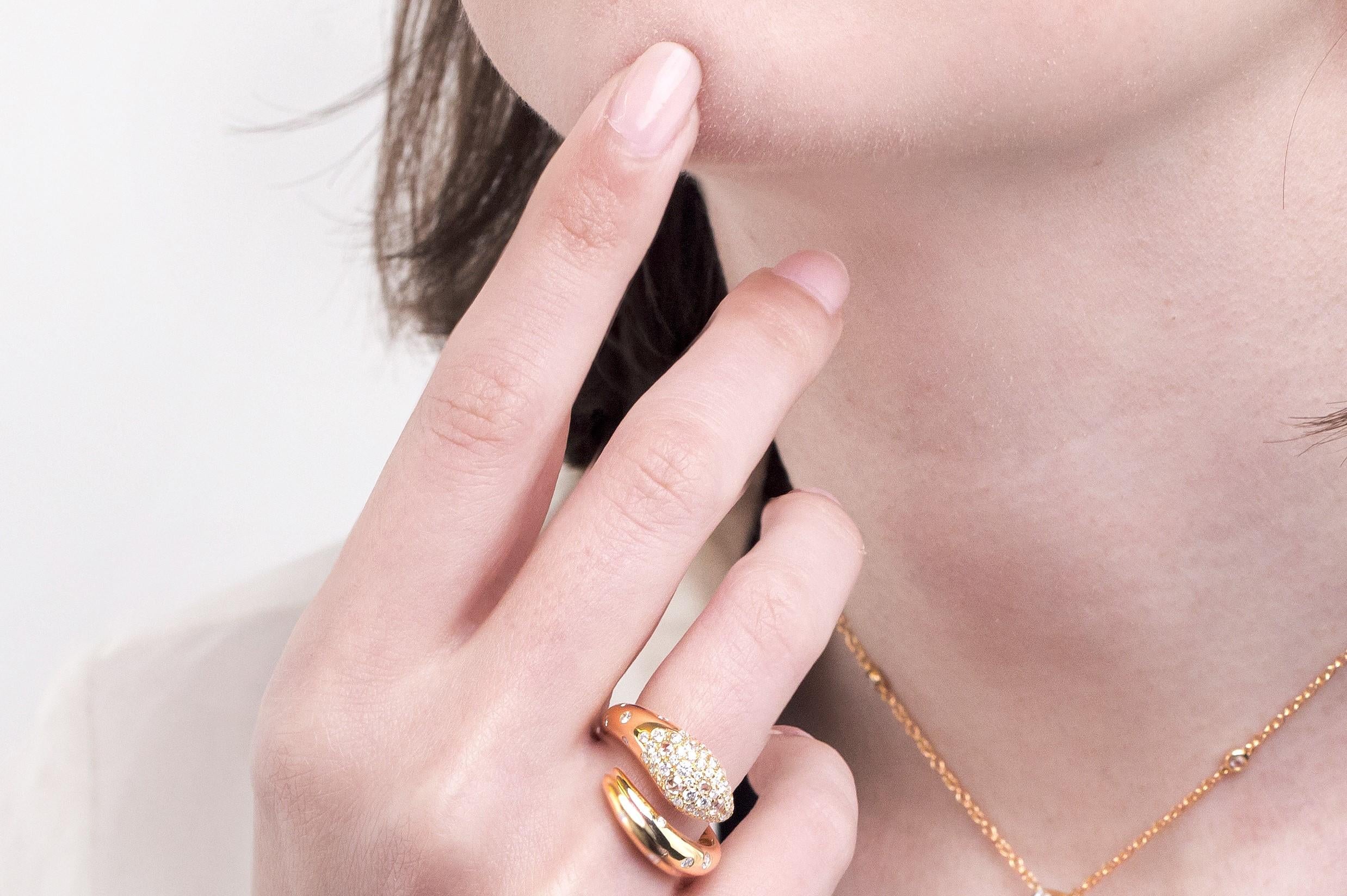 Taille ronde Nigaam 0,94Cttw. Serpens Bague en or jaune 18 carats taille 7 en vente