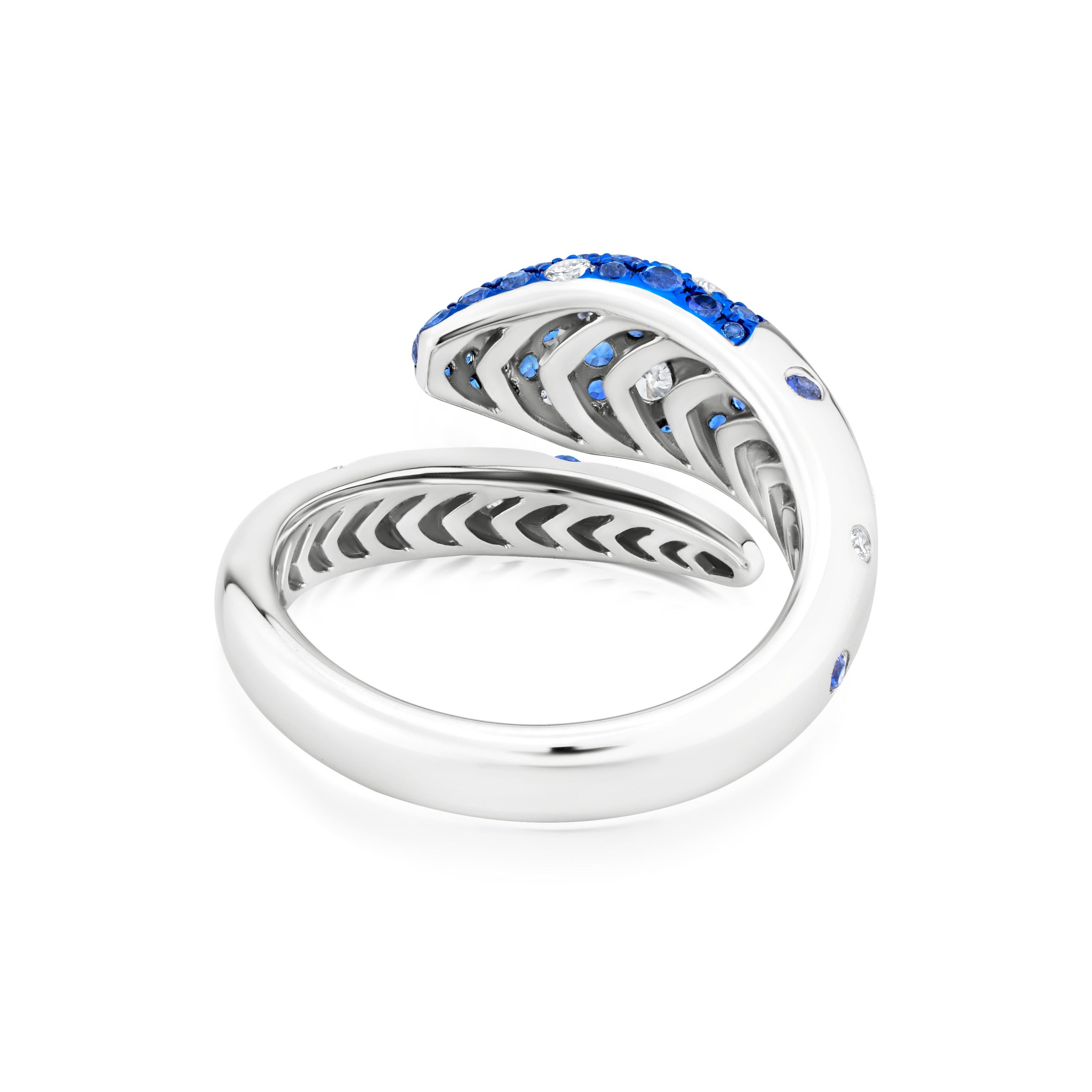Contemporaneo Nigaam 1.00Ctw. Anello Serpente con Zaffiro e Diamante VS Misura 7 in Oro Bianco 18K in vendita