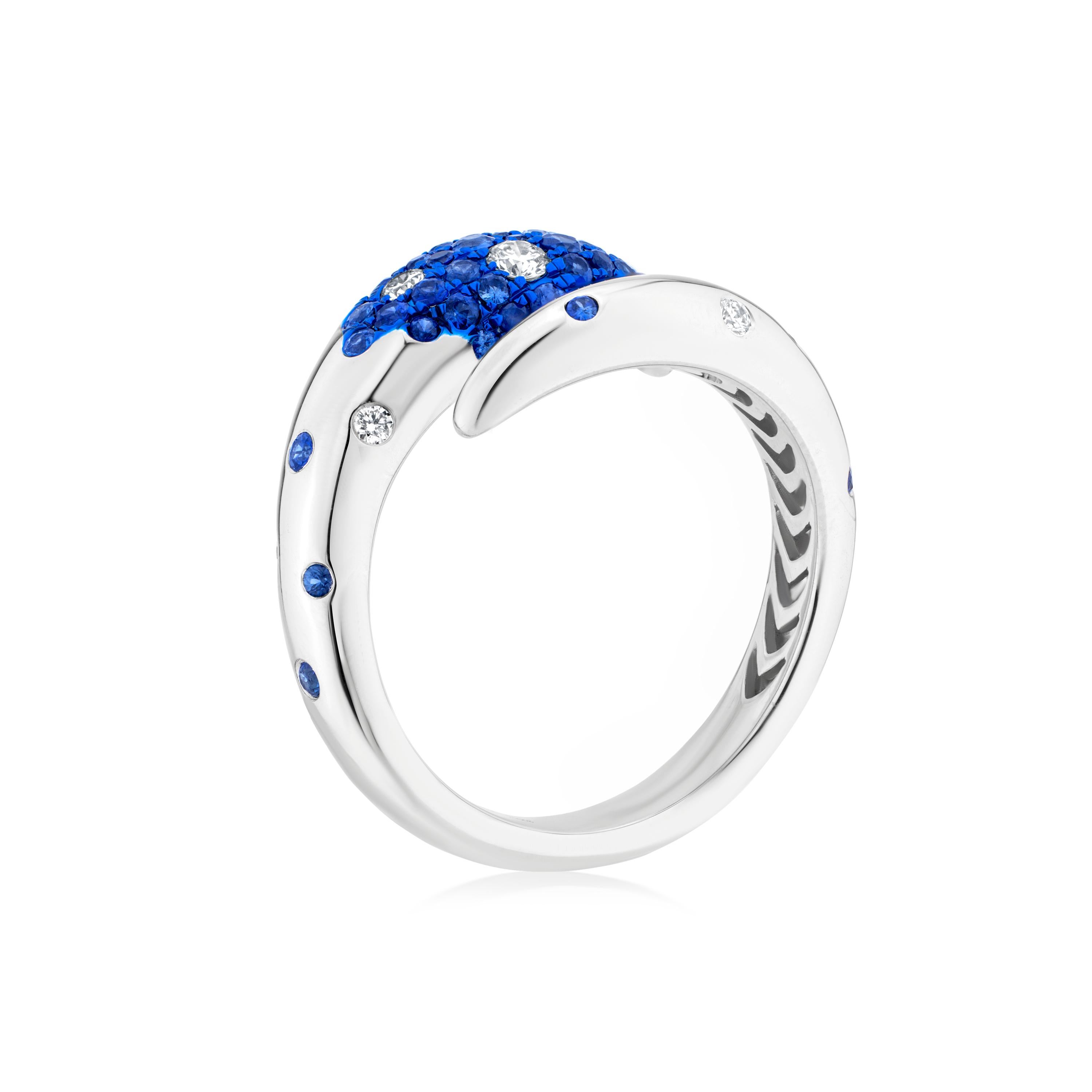 Taglio rotondo Nigaam 1.00Ctw. Anello Serpente con Zaffiro e Diamante VS Misura 7 in Oro Bianco 18K in vendita