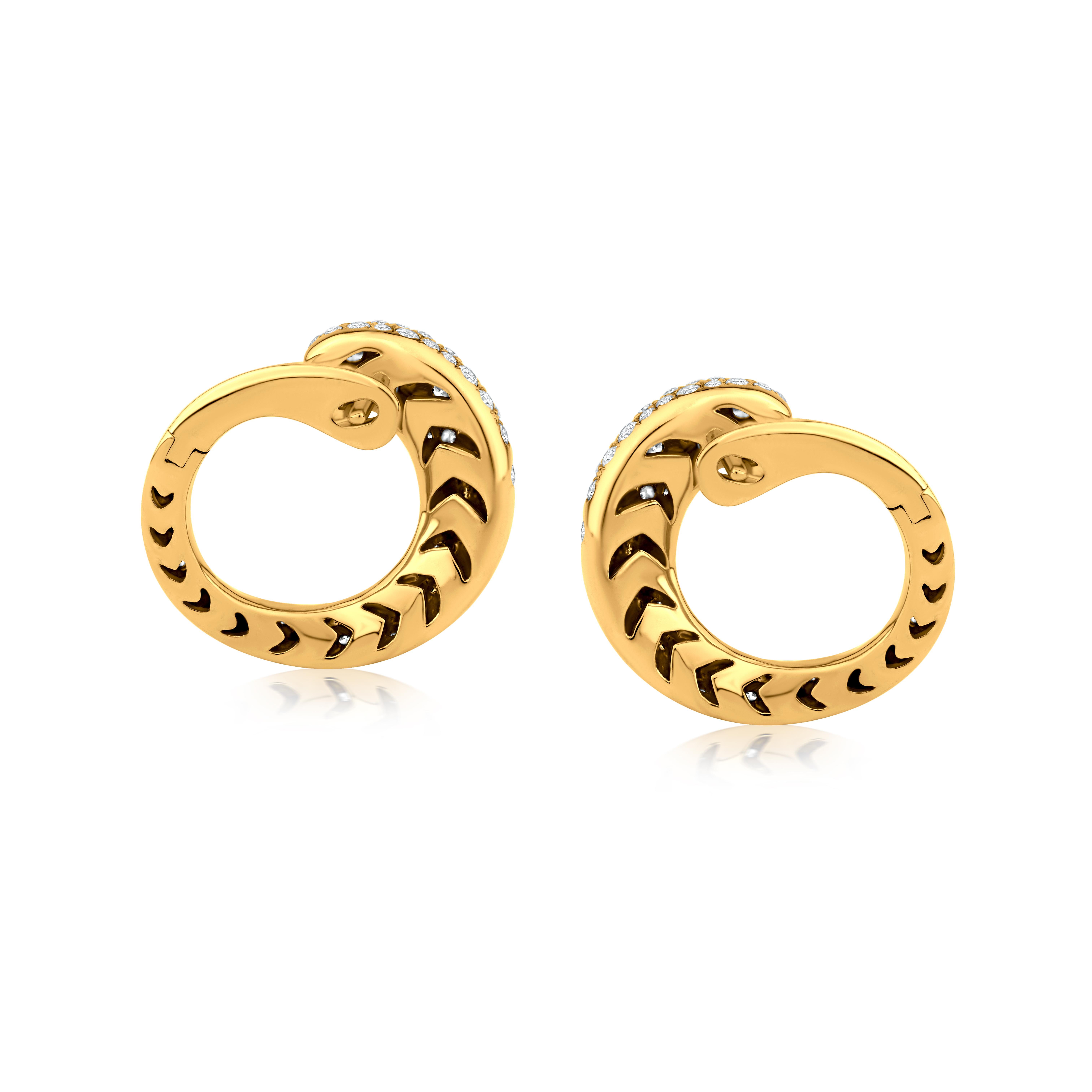 Élevez votre style quotidien avec ces élégantes boucles d'oreilles en diamant. Fabriqués à partir d'environ 3,27 grammes d'or 18 carats luxueux, ces anneaux offrent un mélange parfait de design classique et de détails contemporains.

Chaque boucle