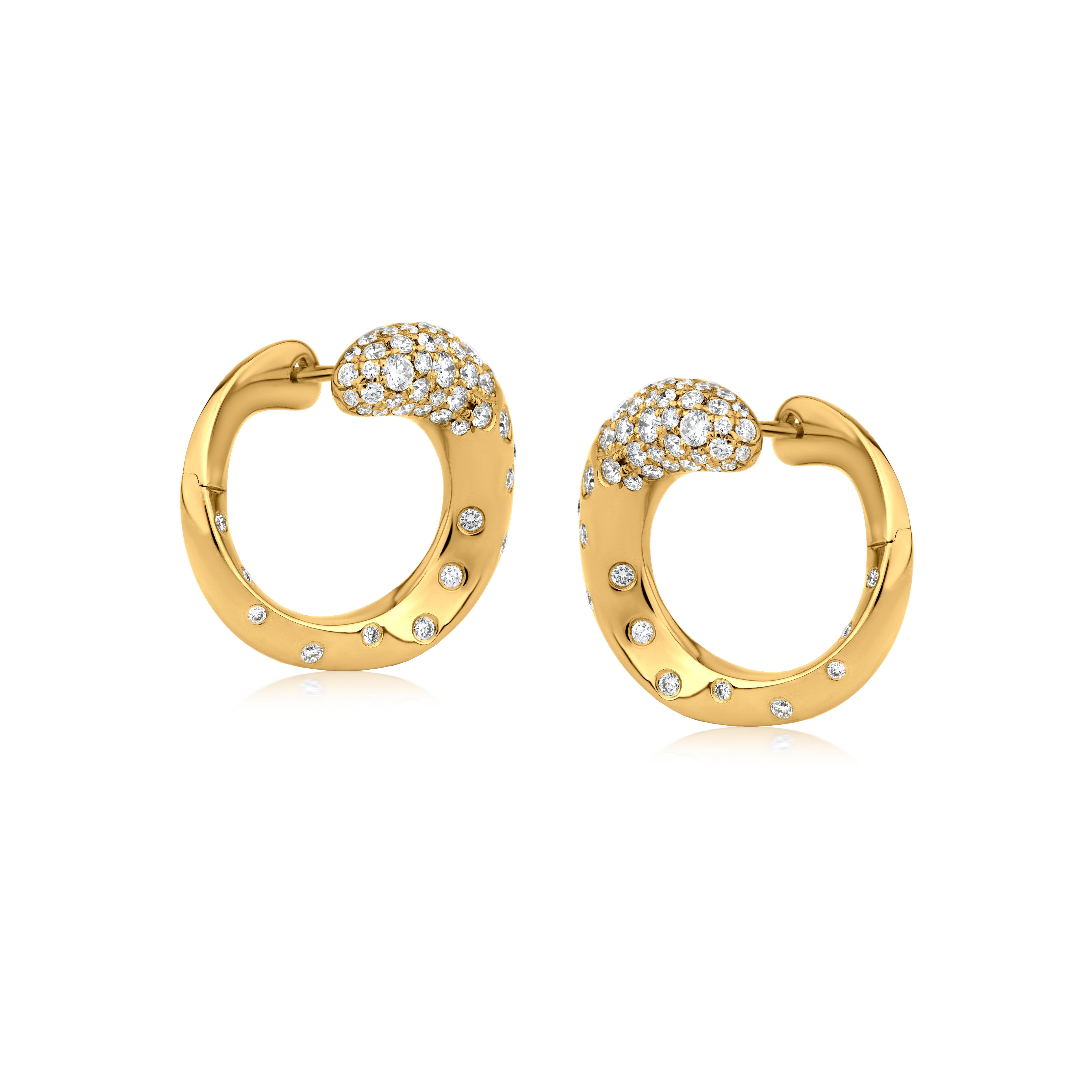 Taille ronde Nigaam 1.02 carats Créoles VS en or jaune 18 carats en vente