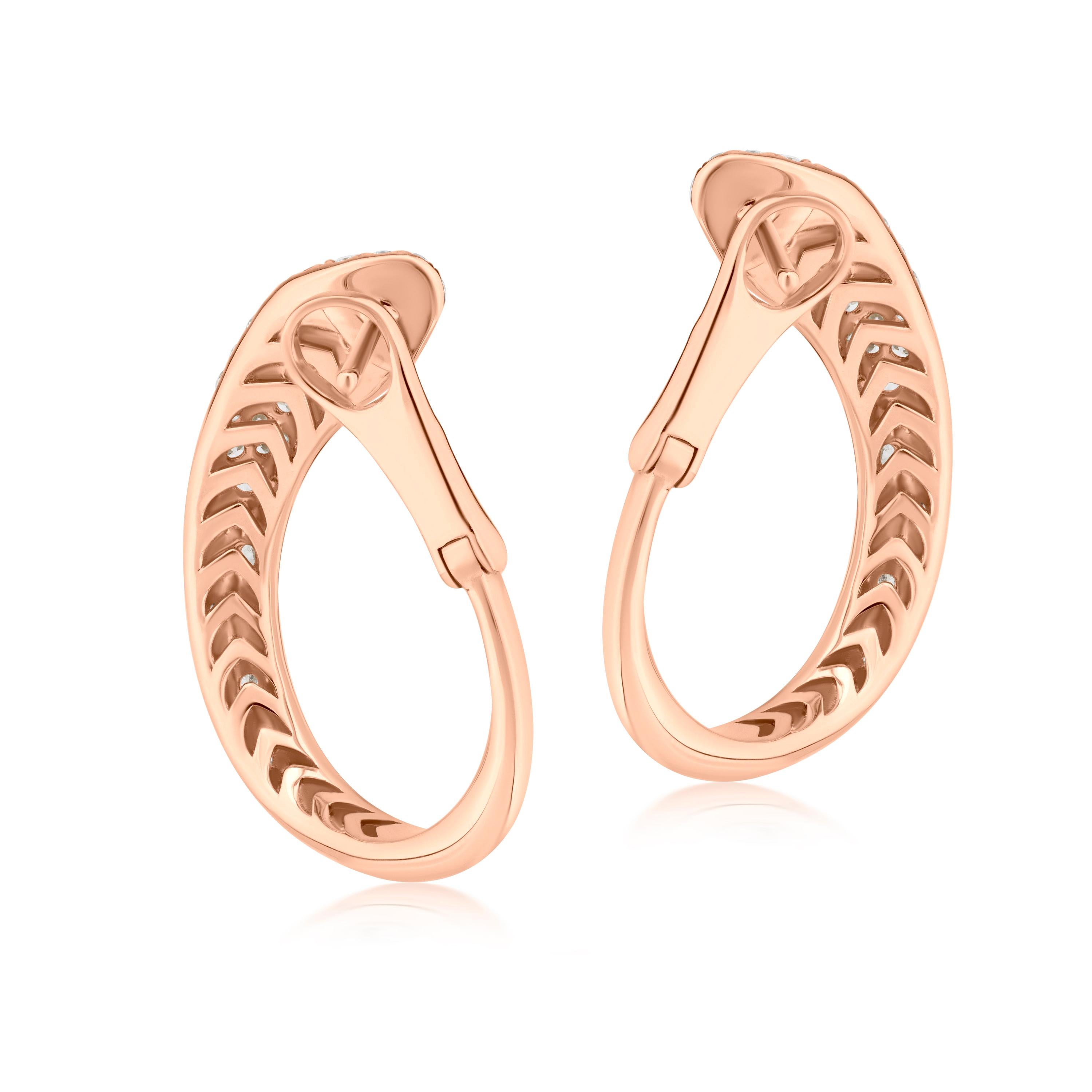 Ces époustouflantes boucles d'oreilles en or rose 18 carats et diamants vous donneront un éclat radieux. Conçues pour la femme moderne qui apprécie à la fois le luxe et la polyvalence, ces boucles d'oreilles présentent une captivante exposition de