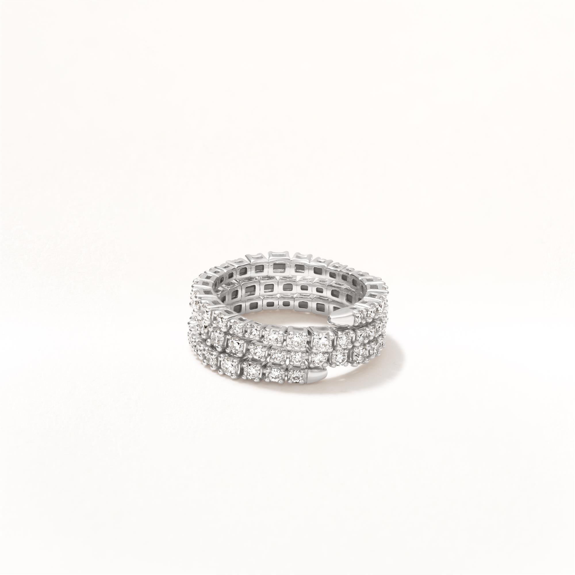 Fai una dichiarazione audace con questo splendido anello con diamanti a grappolo. Realizzato in oro bianco 18 carati, questo squisito pezzo presenta un sorprendente design a spirale, che ricorda elegantemente un serpente. I dettagli intricati e il