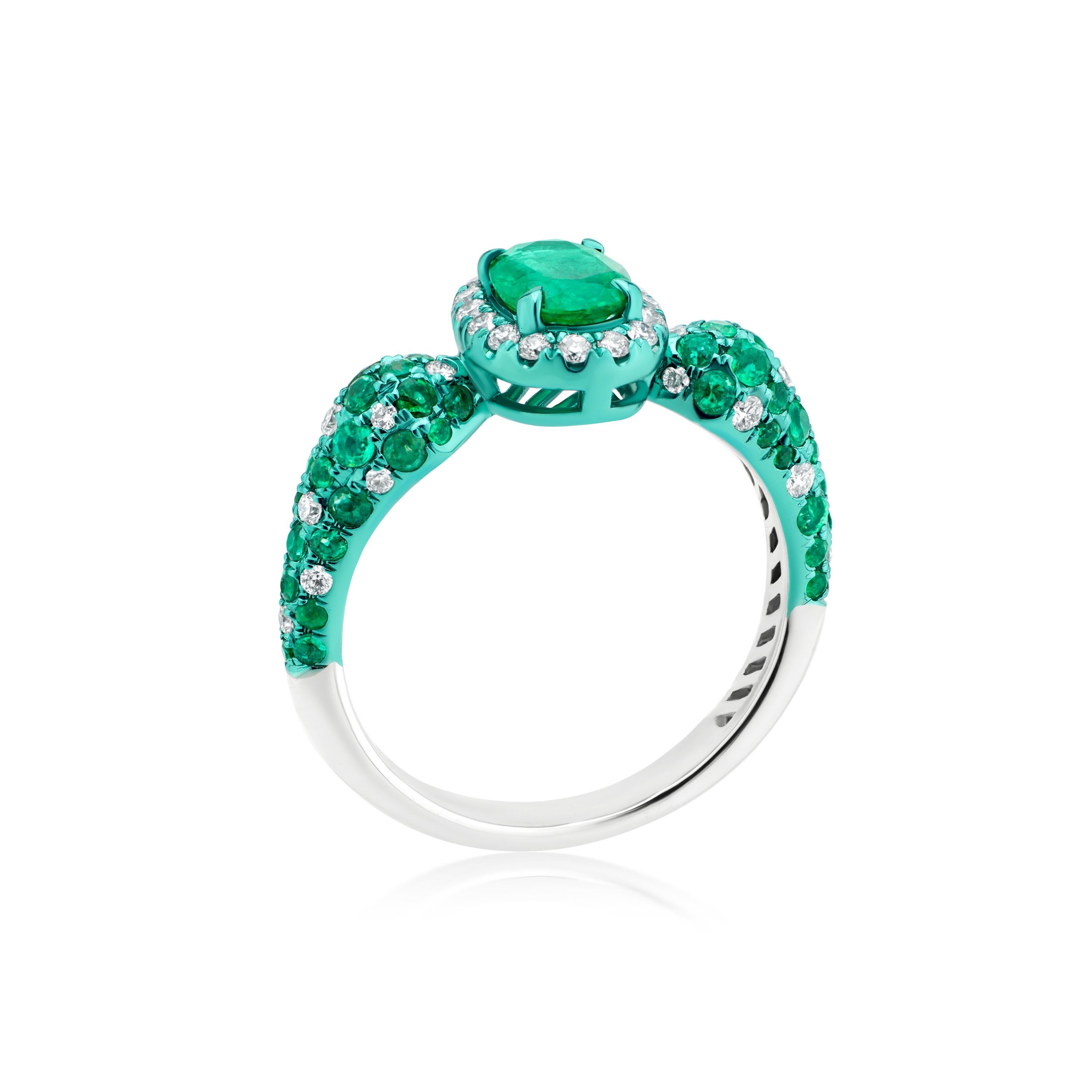 Lassen Sie sich von diesem exquisiten Ring mit Smaragd und Diamanten in seinen Bann ziehen. Sein Herzstück ist ein leuchtender 1,3-Karat-Smaragd, dessen satter Grünton in natürlicher Brillanz erstrahlt. Dieser atemberaubende Edelstein ist von einem