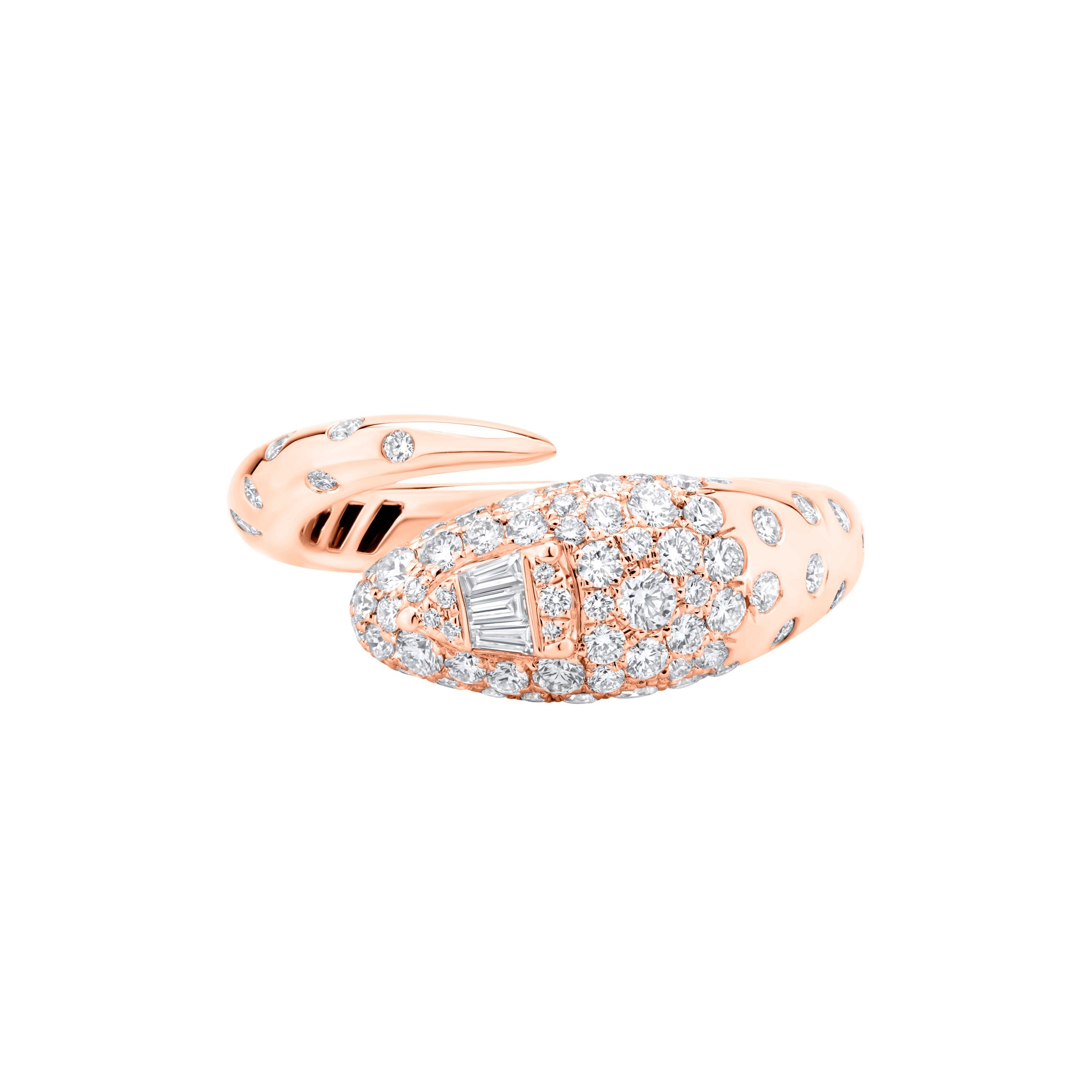 Cet anneau serpentin captivant est méticuleusement réalisé en or rose 18 carats. Cette bague unique présente un gracieux motif enroulé, rappelant un serpent, symbolisant la transformation et l'éternité.

La bague est somptueusement ornée d'environ
