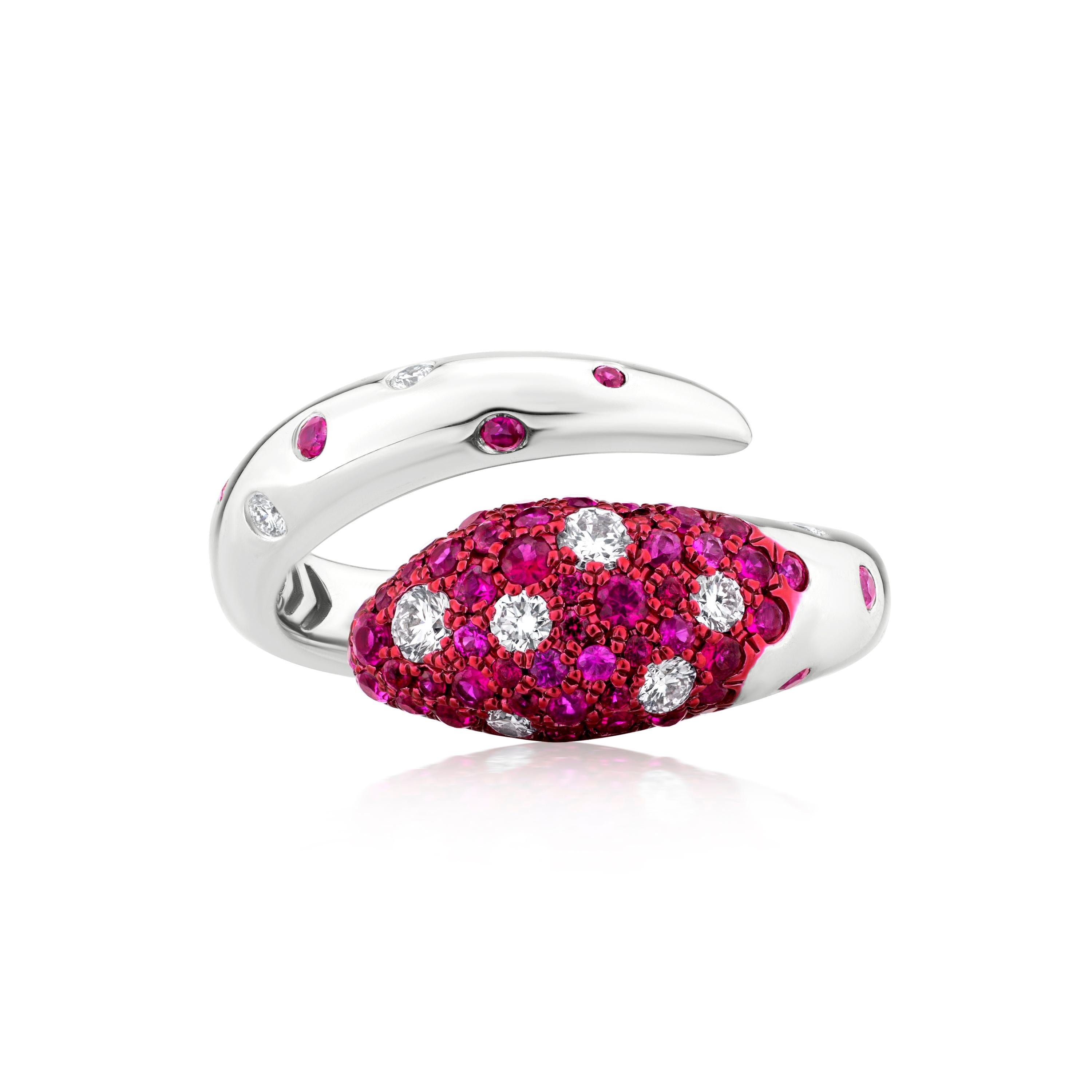 Dieser bezaubernde Bypass-Ring mit Rubinen und Diamanten steht für moderne Eleganz. Dieses einzigartige Schmuckstück zeichnet sich durch ein auffälliges Design aus, bei dem sich zwei Bänder um den Finger wölben und so einen dynamischen und modernen