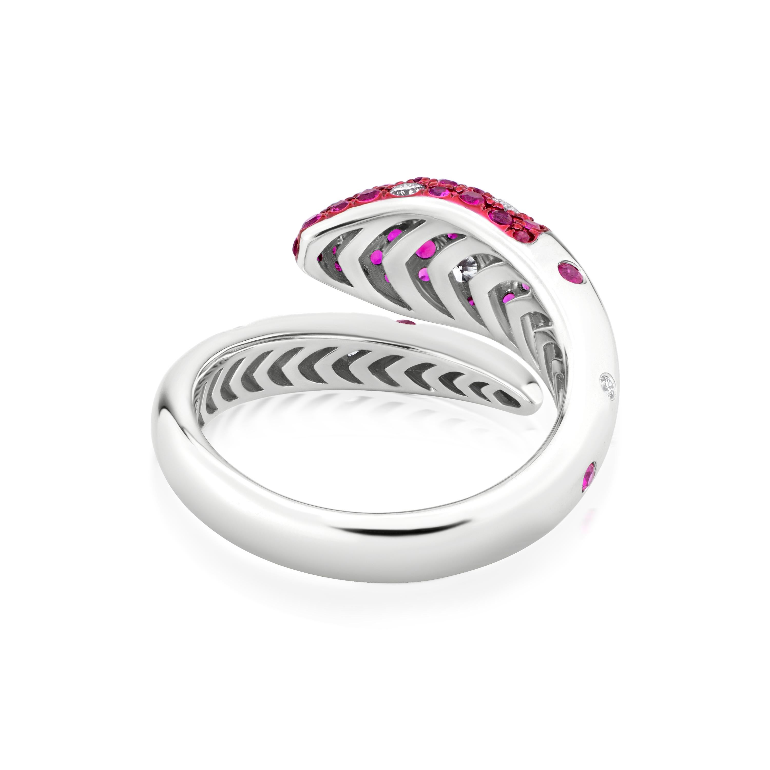 Nigaam 1 Cttw Rubin & Diamant Bypass-Ring Größe 7 W/18k Weißgold & Roter Rhodium (Zeitgenössisch) im Angebot