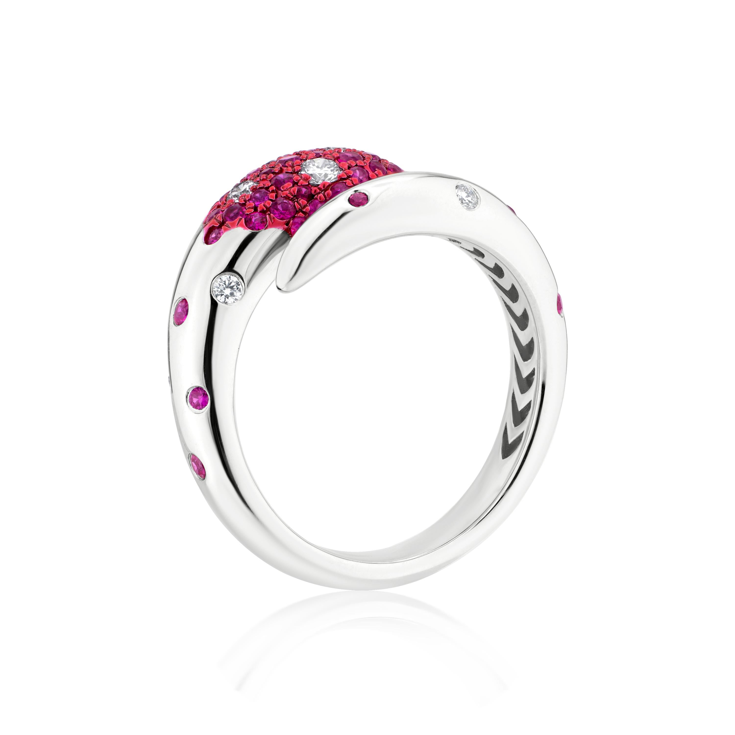 Nigaam 1 Cttw Rubin & Diamant Bypass-Ring Größe 7 W/18k Weißgold & Roter Rhodium (Rundschliff) im Angebot