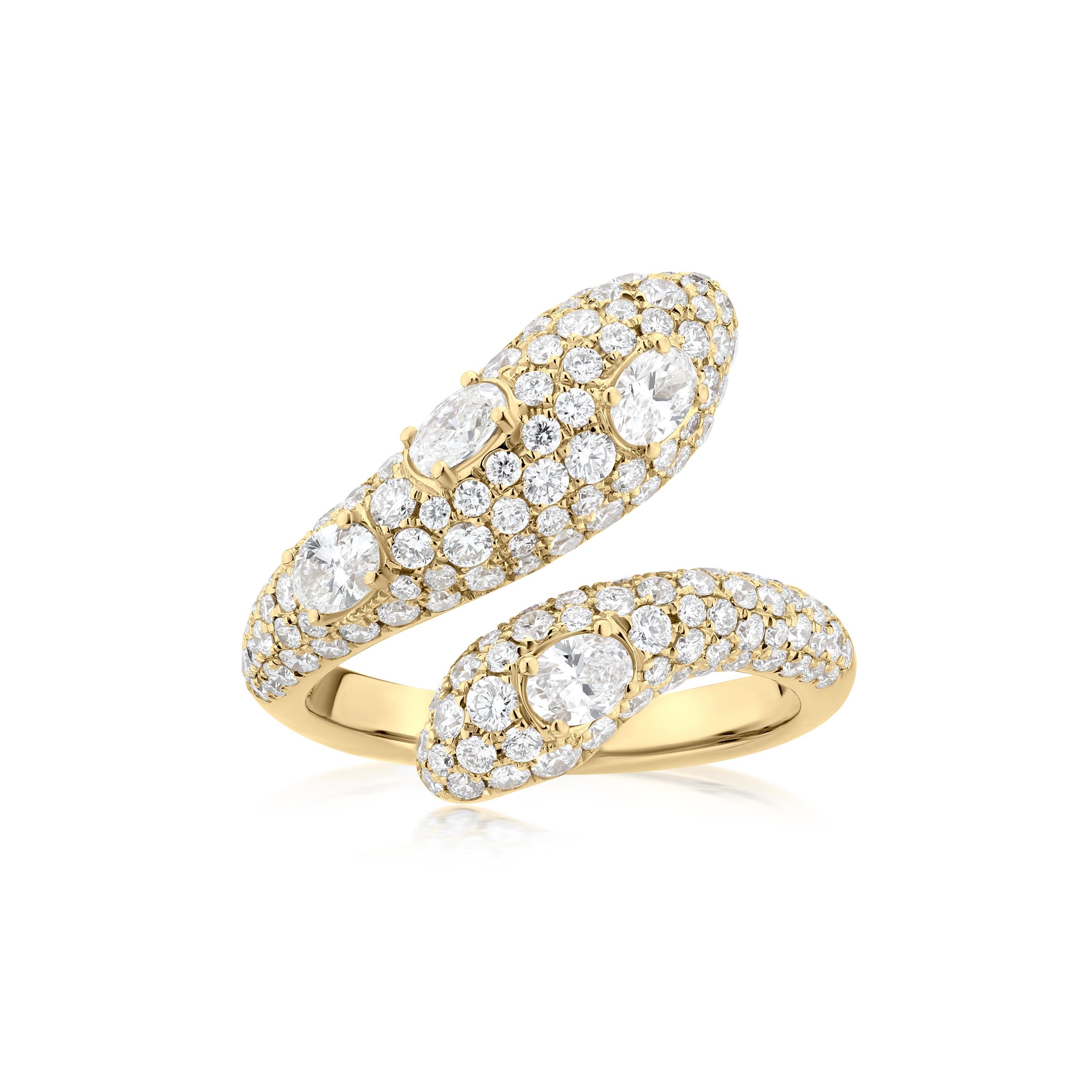 Laissez-vous séduire par l'éclat captivant de cette exquise bague à pont en diamant. Cette pièce étonnante présente un design contemporain avec deux bandes gracieusement incurvées qui s'entrelacent, créant un sentiment de mouvement dynamique et