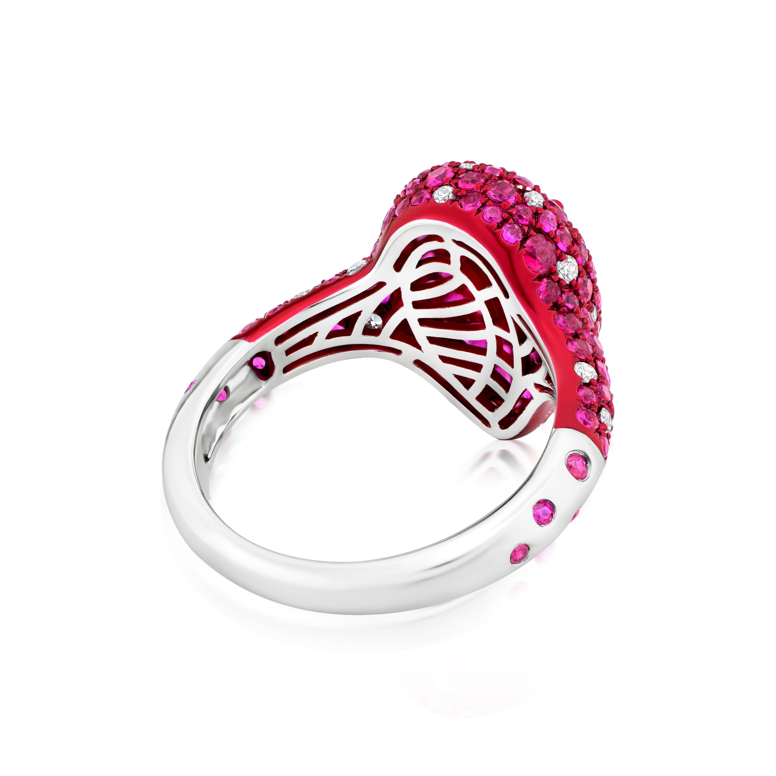 Faites une déclaration audacieuse et glamour avec cette exquise bague de cocktail en rubis et diamants. Fabriquée à partir d'environ 5,22 grammes de métal de haute qualité, cette bague présente un design frappant en forme de poire qui respire