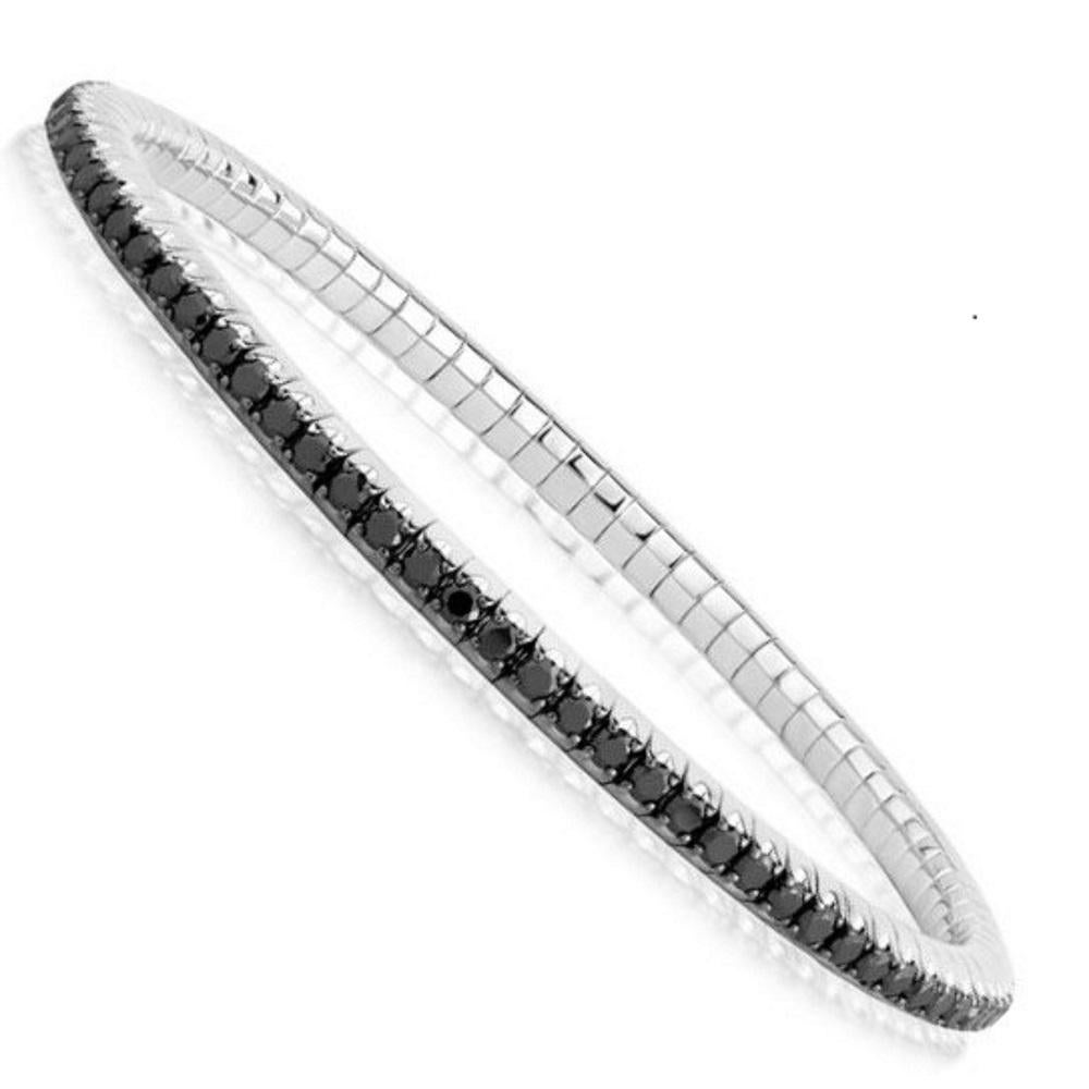 Illuminez votre poignet avec ce remarquable bracelet de tennis en diamant noir. Confectionné avec des diamants noirs étincelants sertis dans un élégant bracelet en or blanc, rehaussé de griffes en rhodium noir, ce bracelet dégage une élégance à la