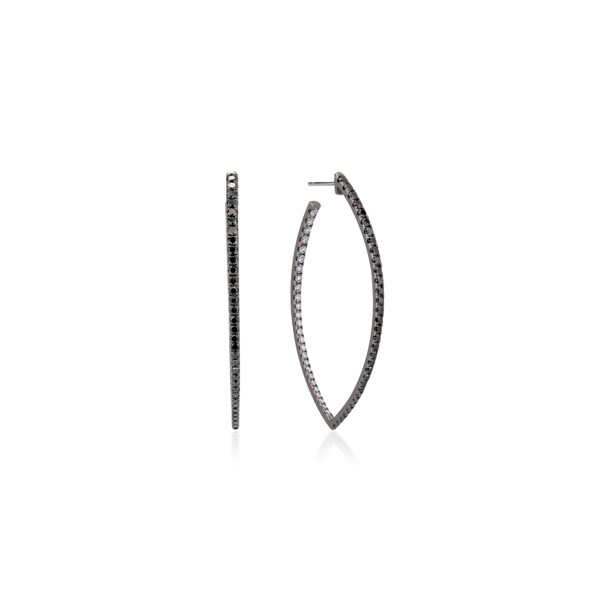Eleva il tuo stile con questi splendidi orecchini a cerchio con diamanti neri. Questi squisiti orecchini sono caratterizzati da una forma a goccia allungata e slanciata che ricorda la silhouette di una foglia, mentre le estremità appuntite
