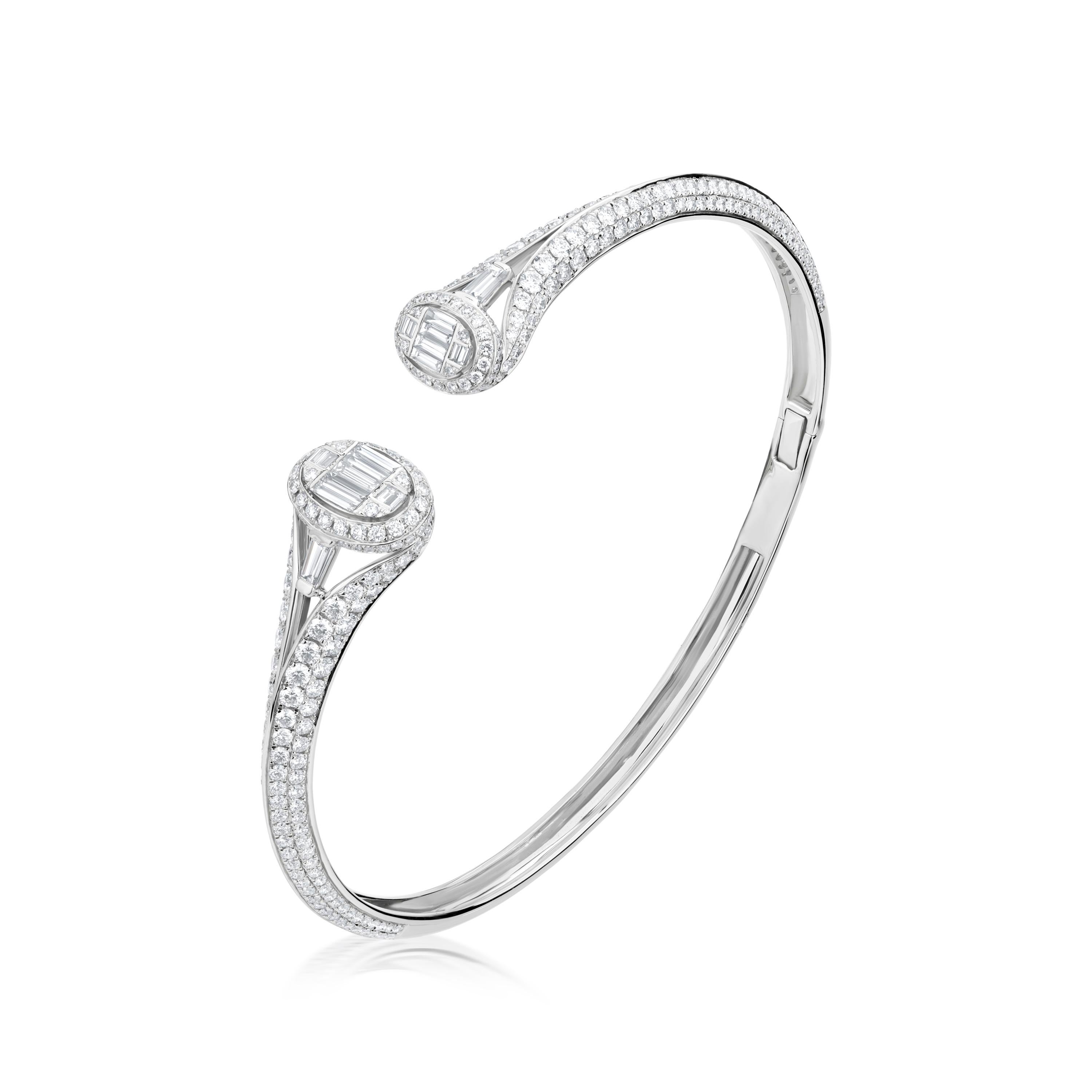 Diese elegante Armspange von Nigaam ist mit weißen Diamanten im Baguette- und Rundbrillantschliff in einer Bar- und Mikropave-Fassung verziert. Die Diamanten sind VVS2, SI1, VS1 in Klarheit und GH, G in Farbe, mit einem Gewicht von 3,55 Karat.