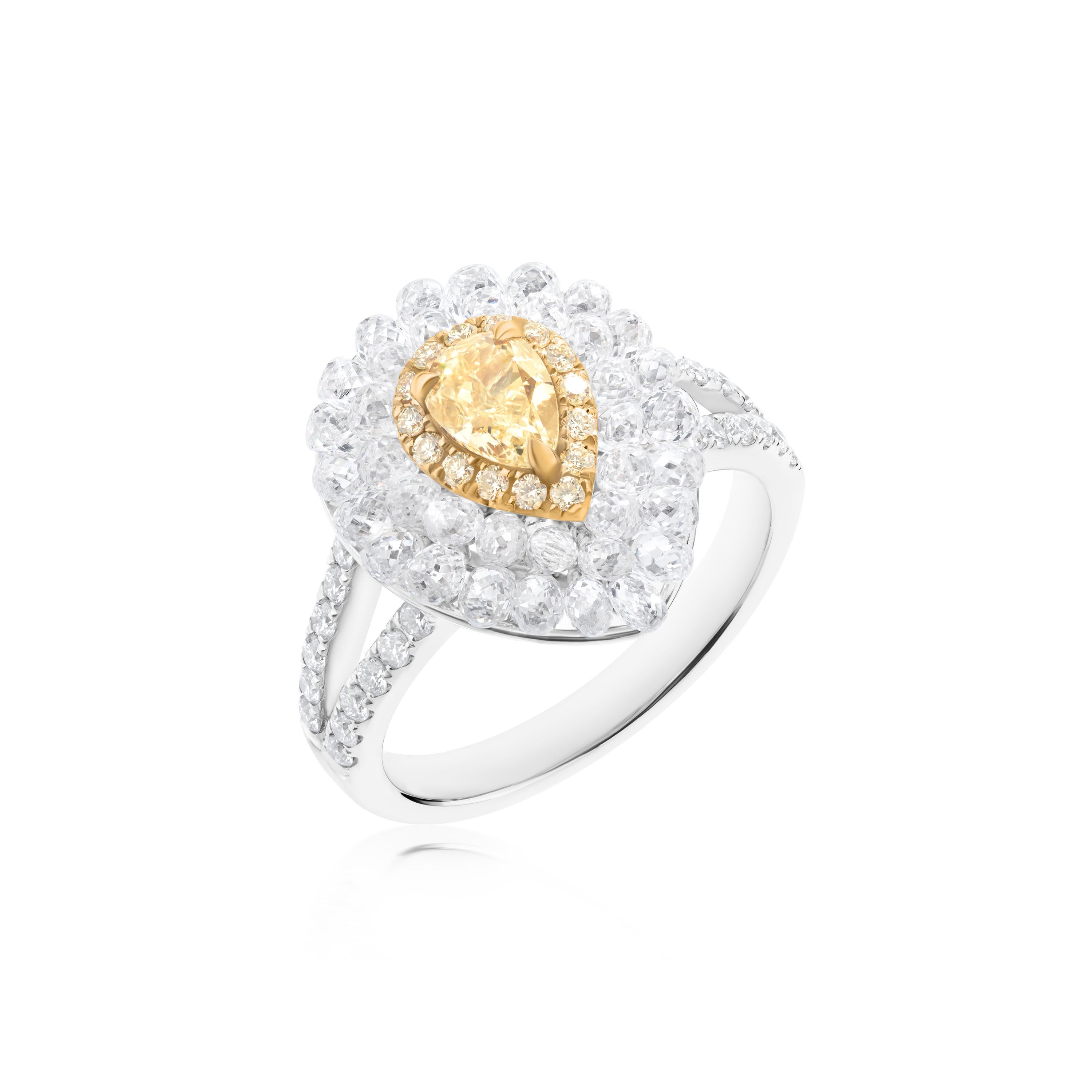 Dieser Nigaam Stunning Ring mit Diamant in 18K Weiß- und Gelbgold. Dieses schöne Stück zeigt einen birnenförmigen gelben Diamanten in der Mitte, umgeben von runden gelben Diamanten der Qualität VS1 in der Mitte, die eine Tropfenform bilden. Das